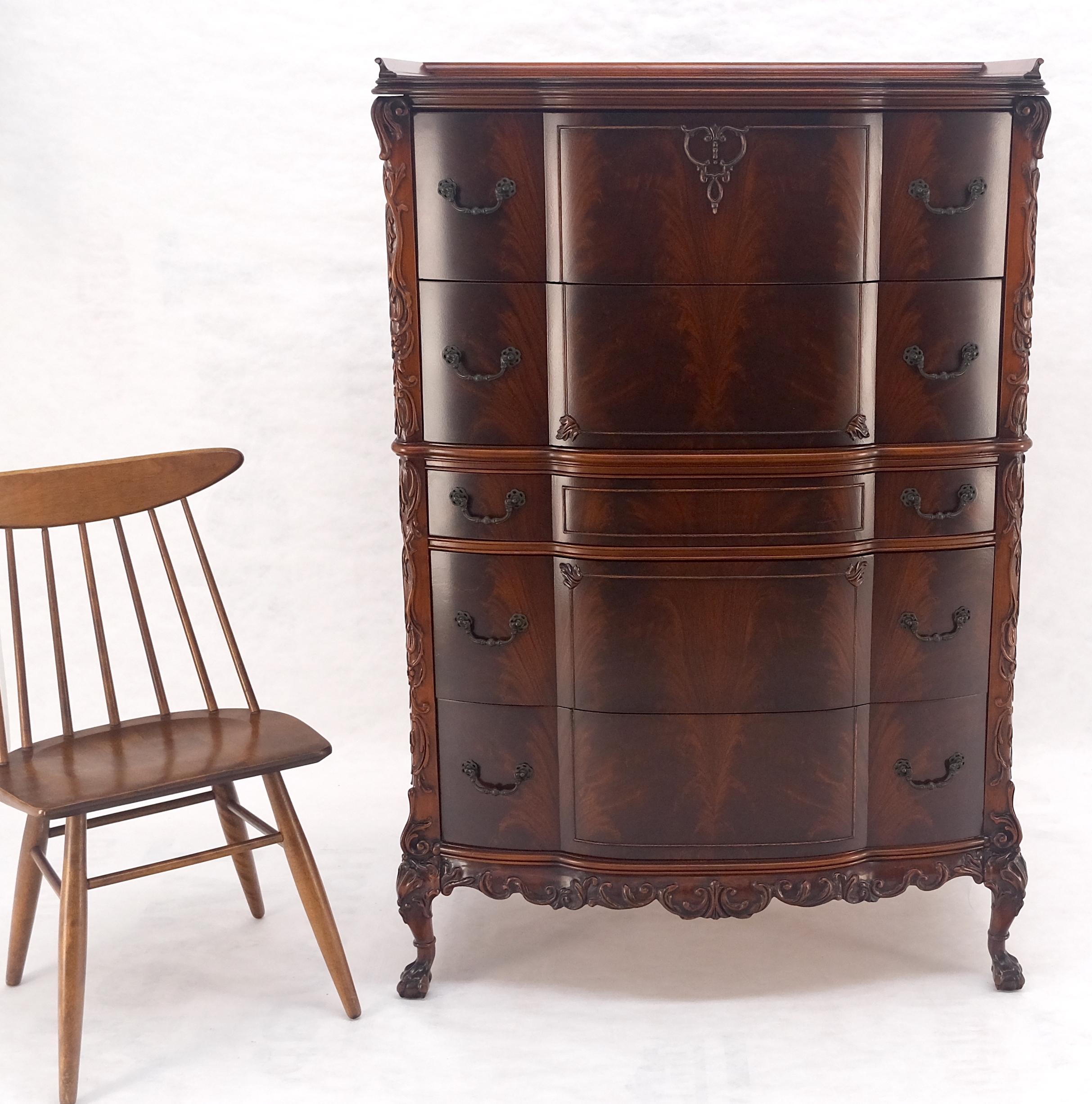 XX secolo Comò alto intagliato in mogano in stile Chippendale cinese con fronte ad arco in vendita