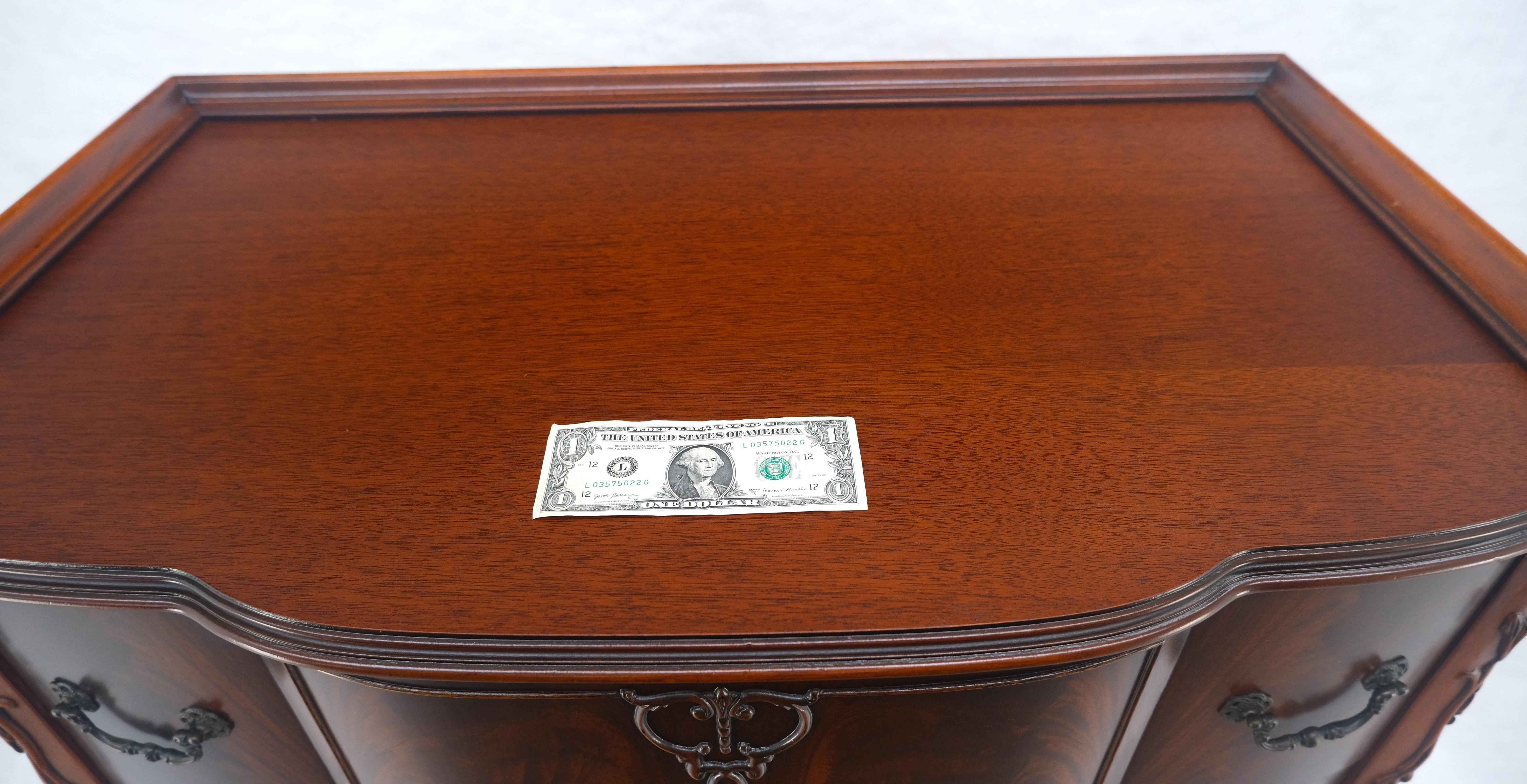 Ottone Comò alto intagliato in mogano in stile Chippendale cinese con fronte ad arco in vendita