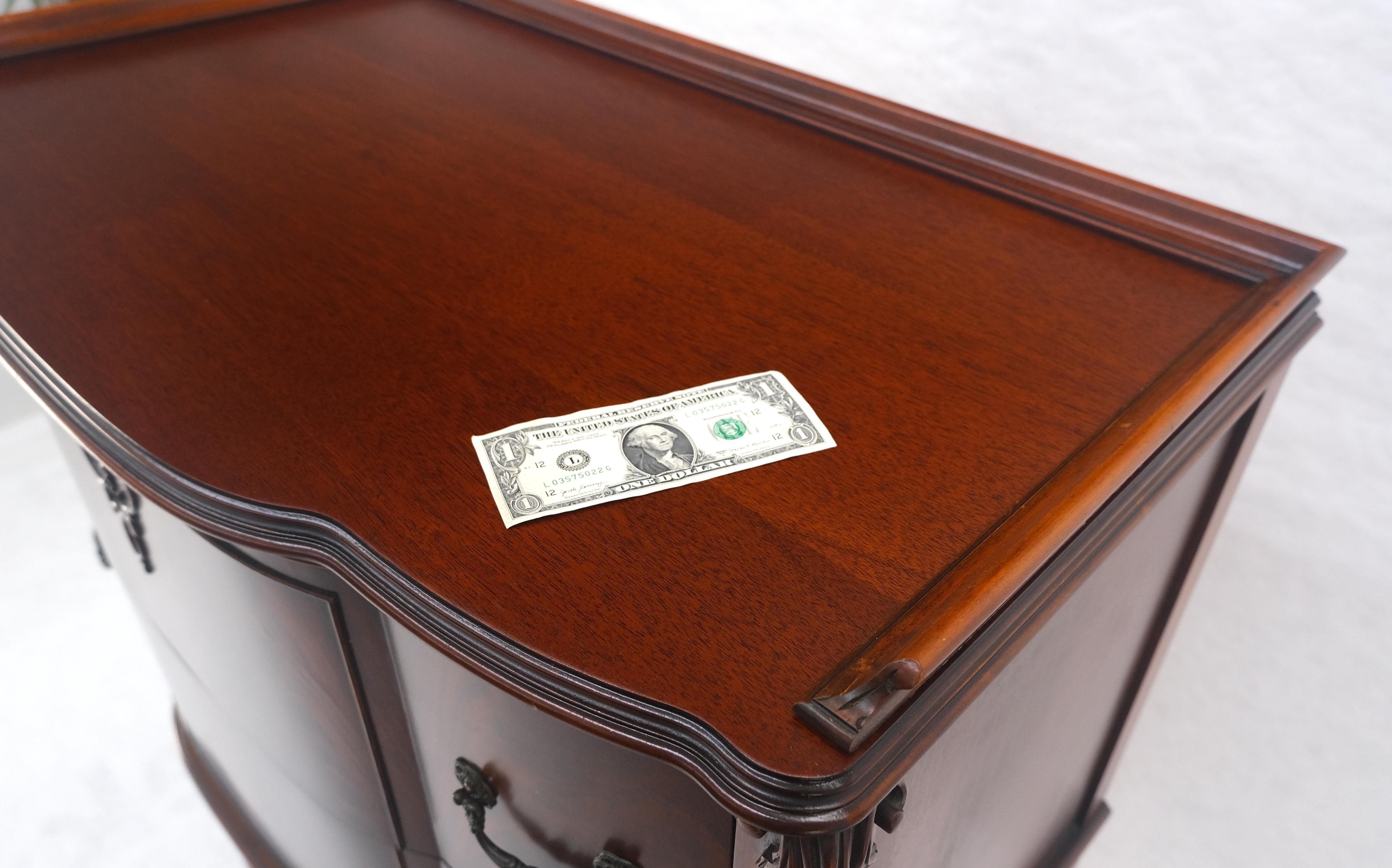 Comò alto intagliato in mogano in stile Chippendale cinese con fronte ad arco in vendita 1