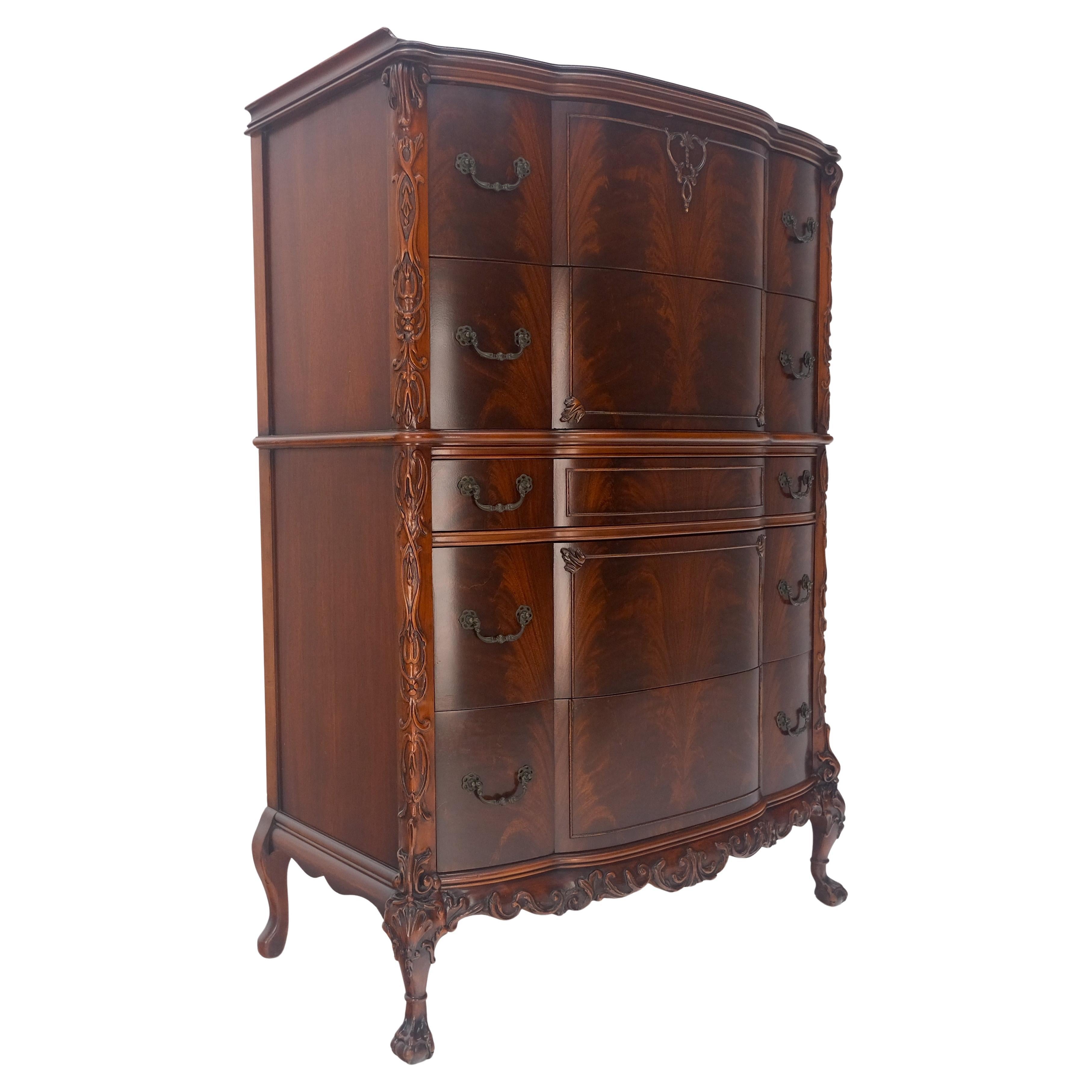 Comò alto intagliato in mogano in stile Chippendale cinese con fronte ad arco