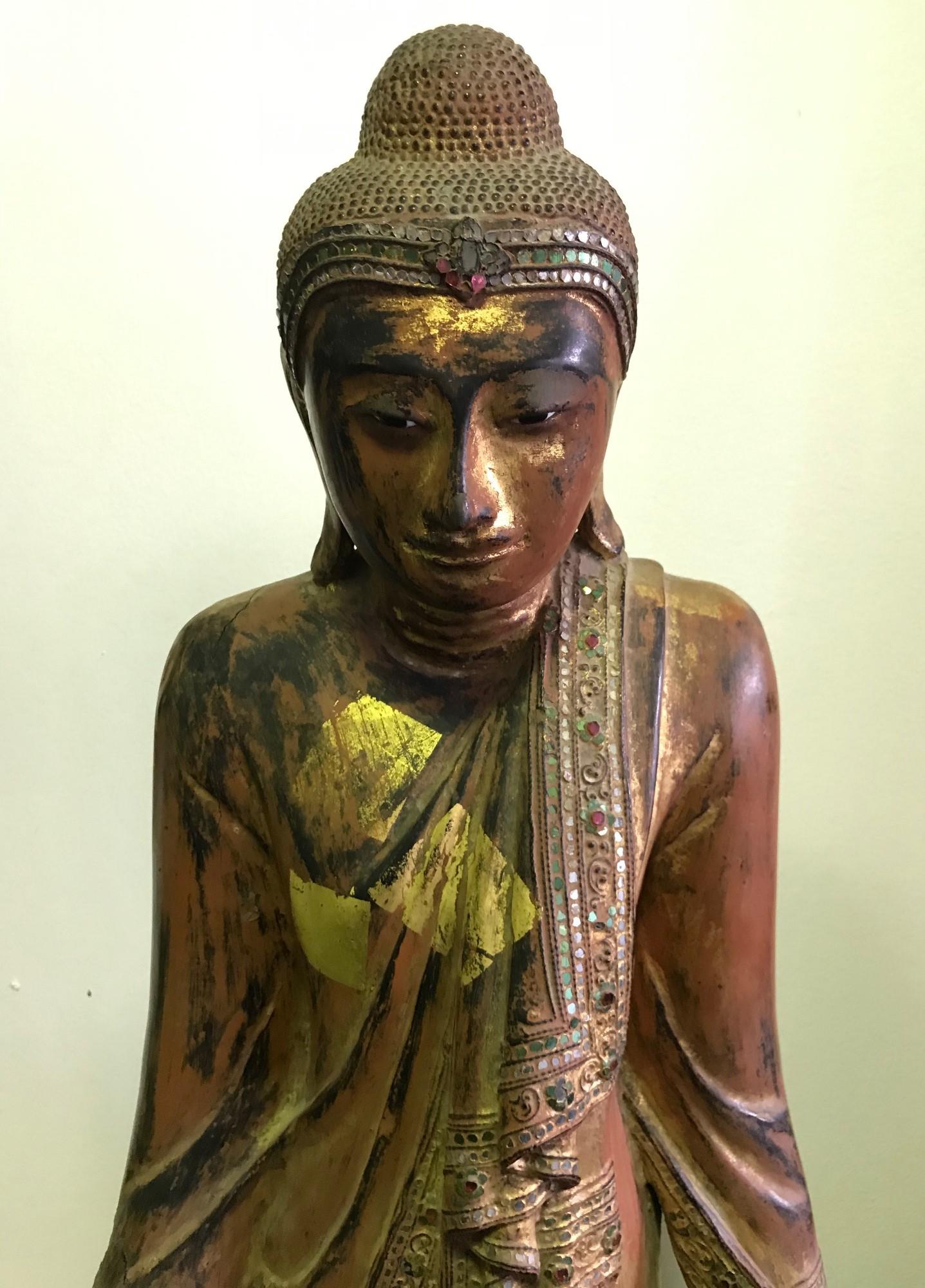 Thaïlandais Grand Bouddha de temple sur pied en bois sculpté et doré:: début du XXe siècle en vente