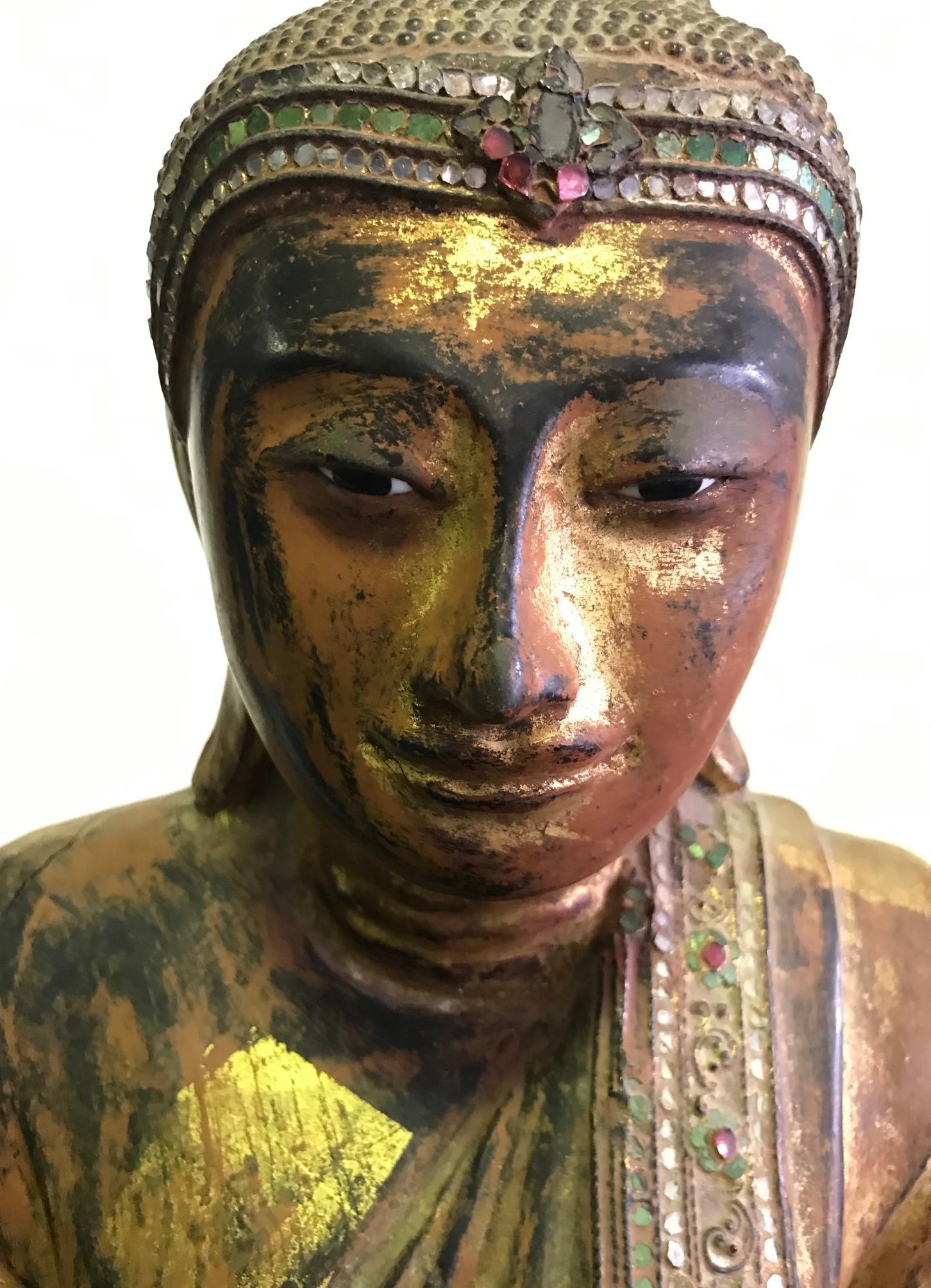 Sculpté à la main Grand Bouddha de temple sur pied en bois sculpté et doré:: début du XXe siècle en vente