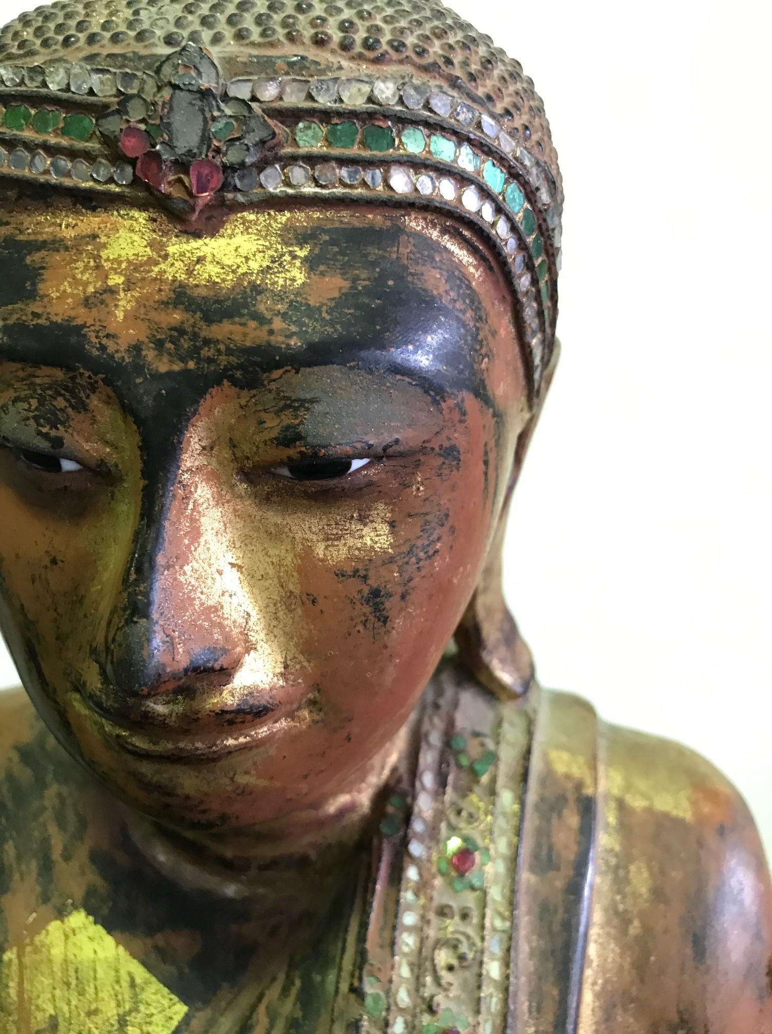 Grand Bouddha de temple sur pied en bois sculpté et doré:: début du XXe siècle Bon état - En vente à Studio City, CA