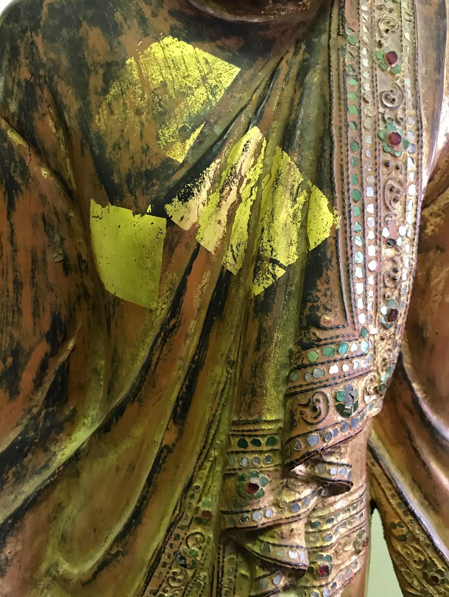 20ième siècle Grand Bouddha de temple sur pied en bois sculpté et doré:: début du XXe siècle en vente