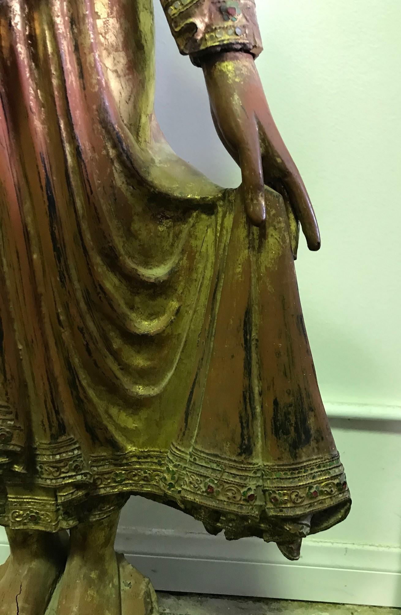 Laque Grand Bouddha de temple sur pied en bois sculpté et doré:: début du XXe siècle en vente