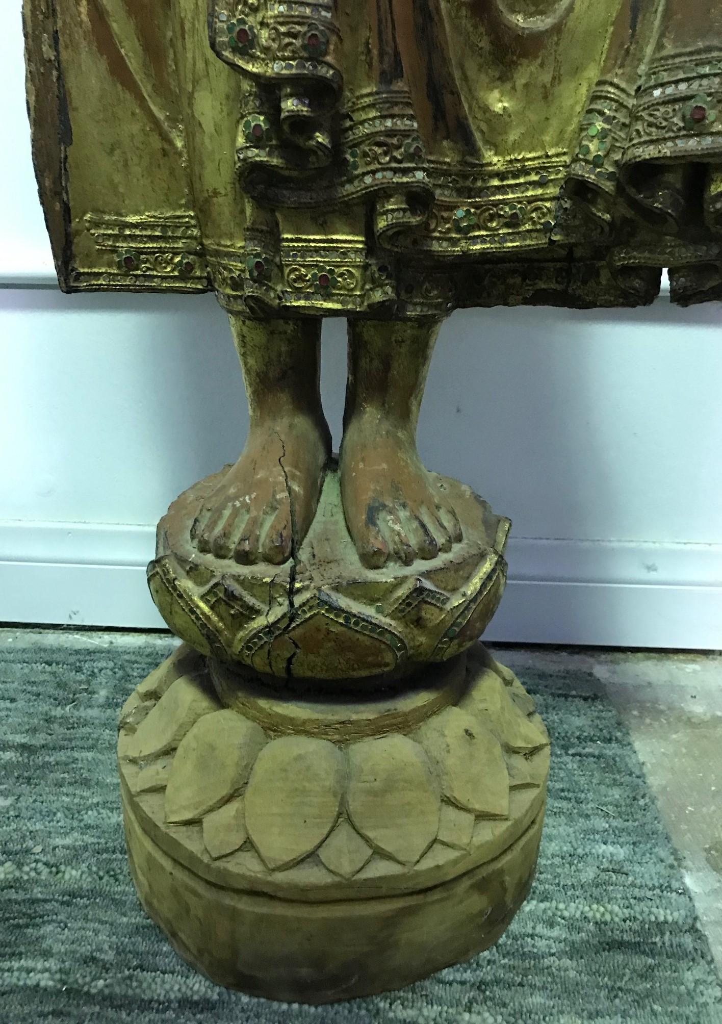 Grand Bouddha de temple sur pied en bois sculpté et doré:: début du XXe siècle en vente 1
