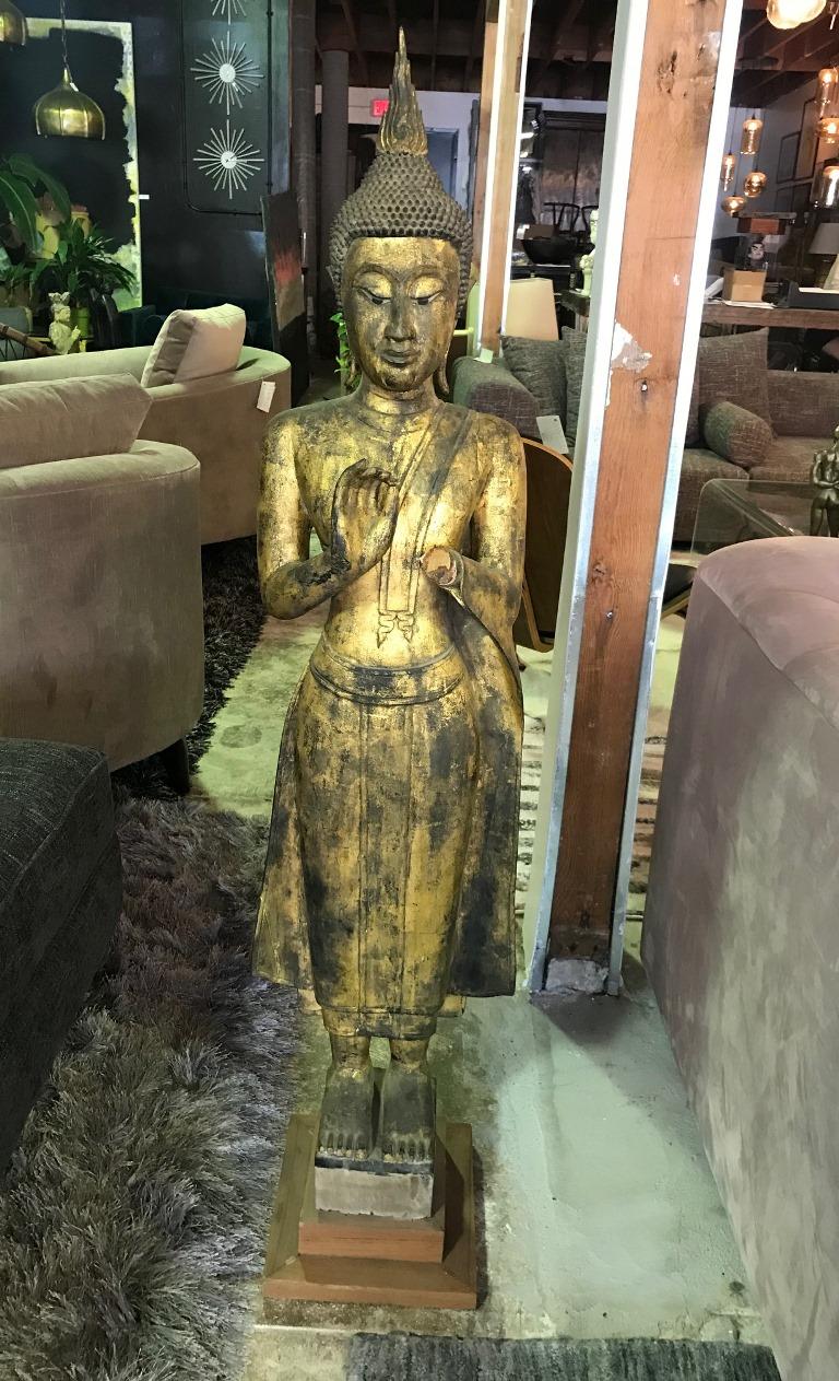 Grand Bouddha asiatique en bois sculpté et doré, debout, dans un temple serein en vente 7
