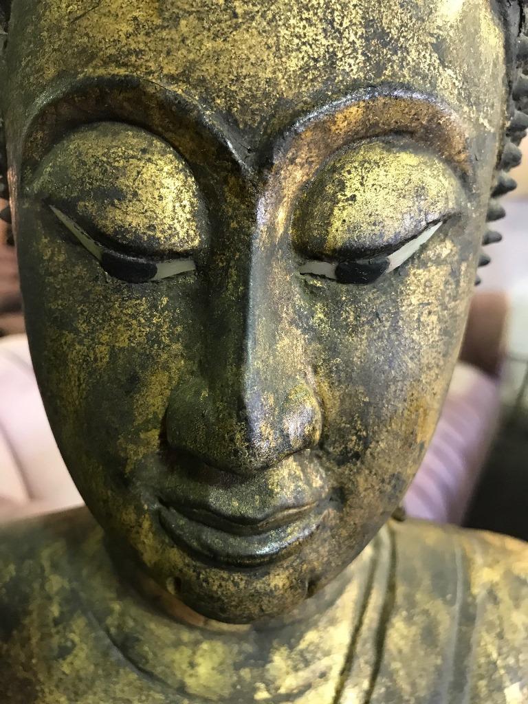 Thaïlandais Grand Bouddha asiatique en bois sculpté et doré, debout, dans un temple serein en vente