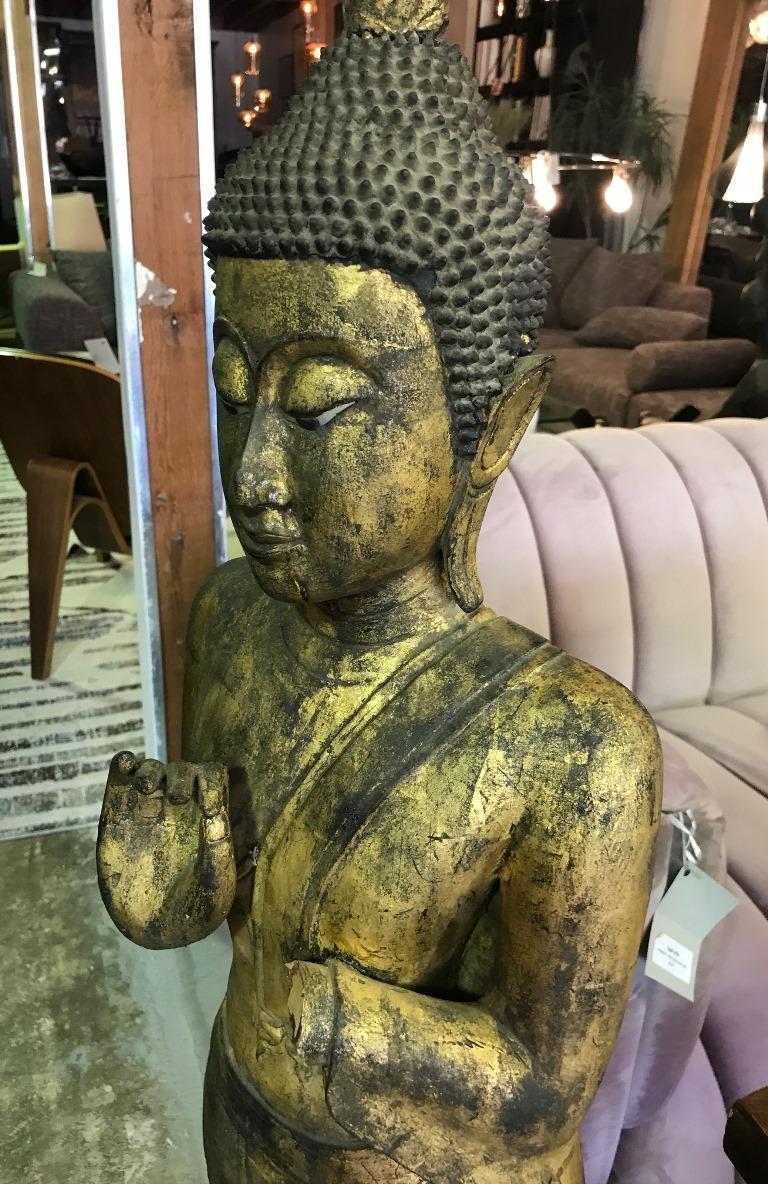 Sculpté à la main Grand Bouddha asiatique en bois sculpté et doré, debout, dans un temple serein en vente