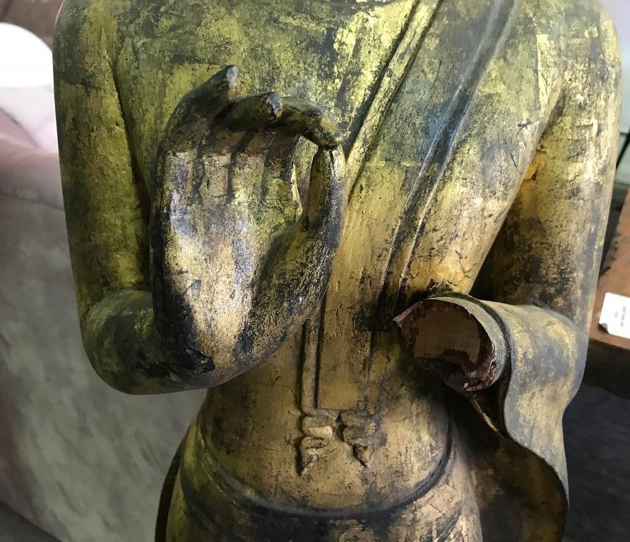Grand Bouddha asiatique en bois sculpté et doré, debout, dans un temple serein Bon état - En vente à Studio City, CA