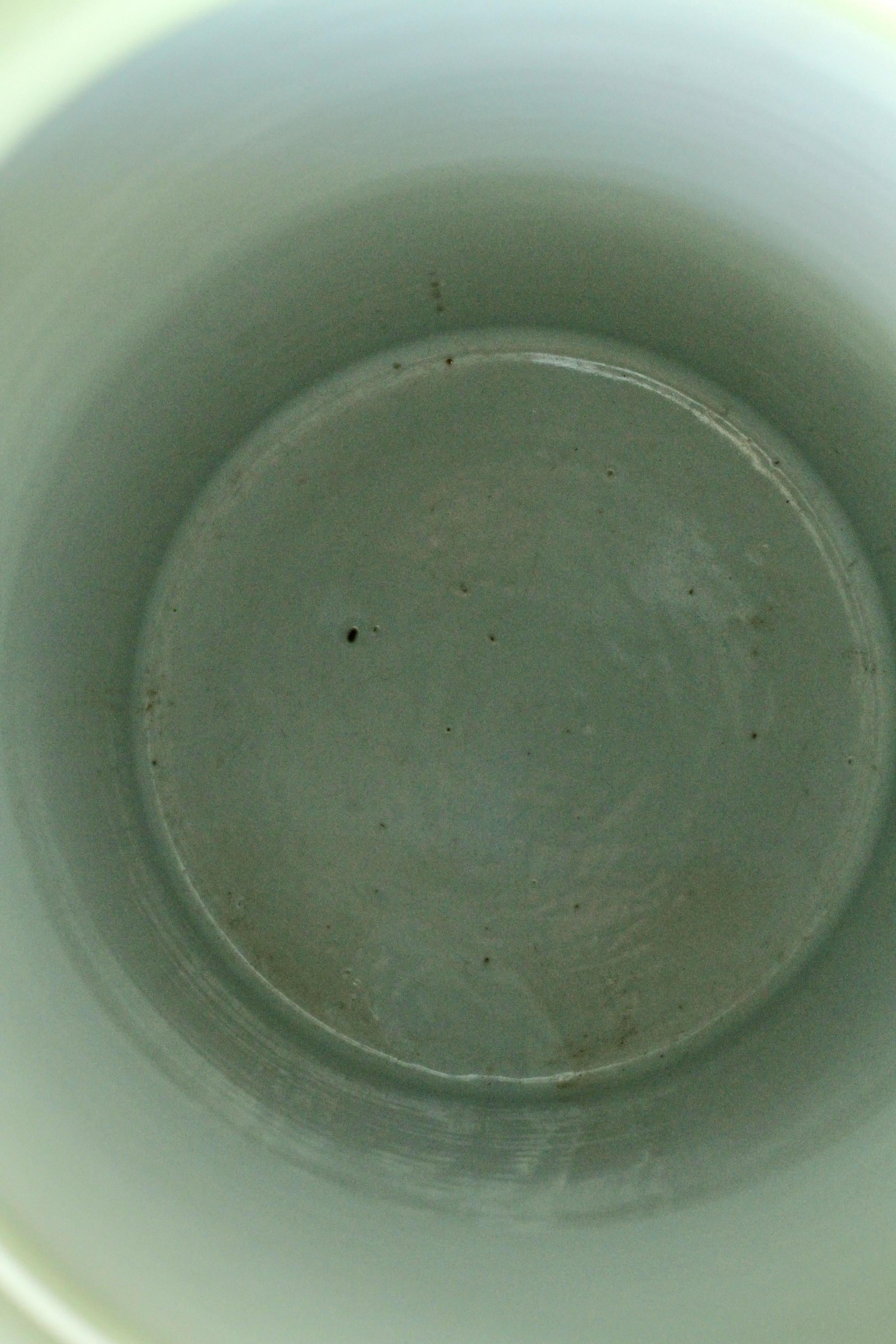 Grand vase ou stand pour parapluie en porcelaine émaillée vert céladon et gaufrée 2