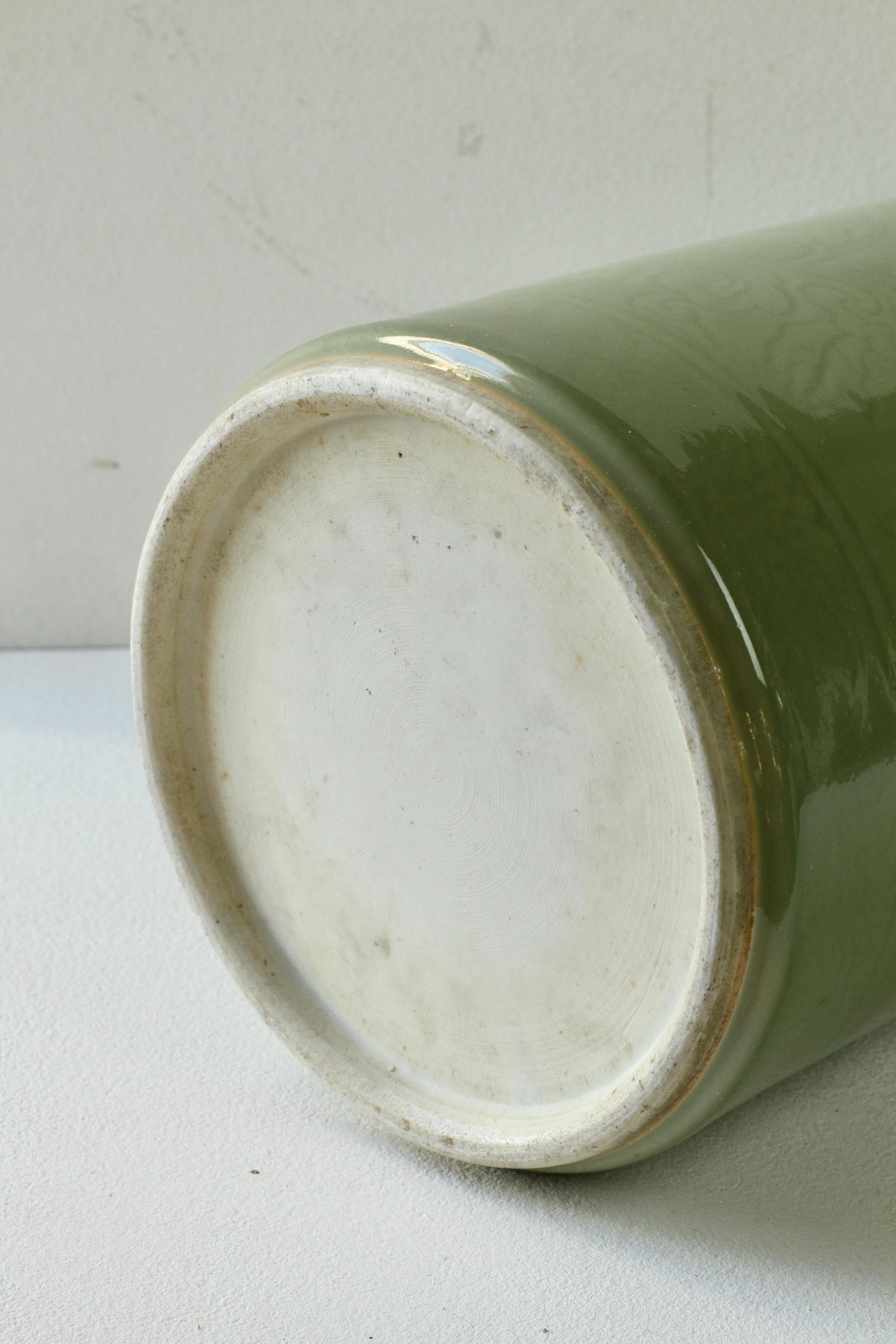 Grand vase ou stand pour parapluie en porcelaine émaillée vert céladon et gaufrée 3