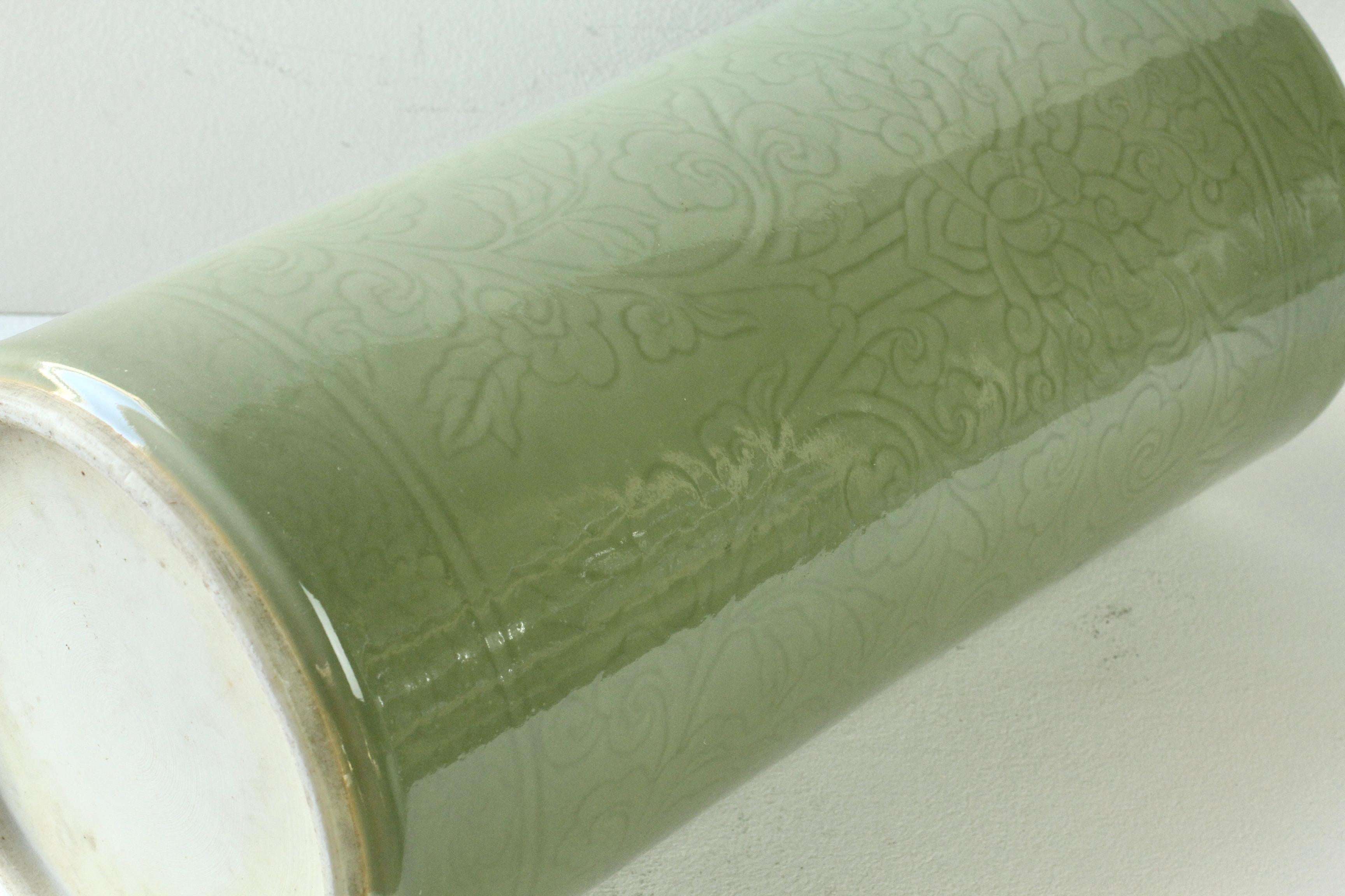 Grand vase ou stand pour parapluie en porcelaine émaillée vert céladon et gaufrée 4