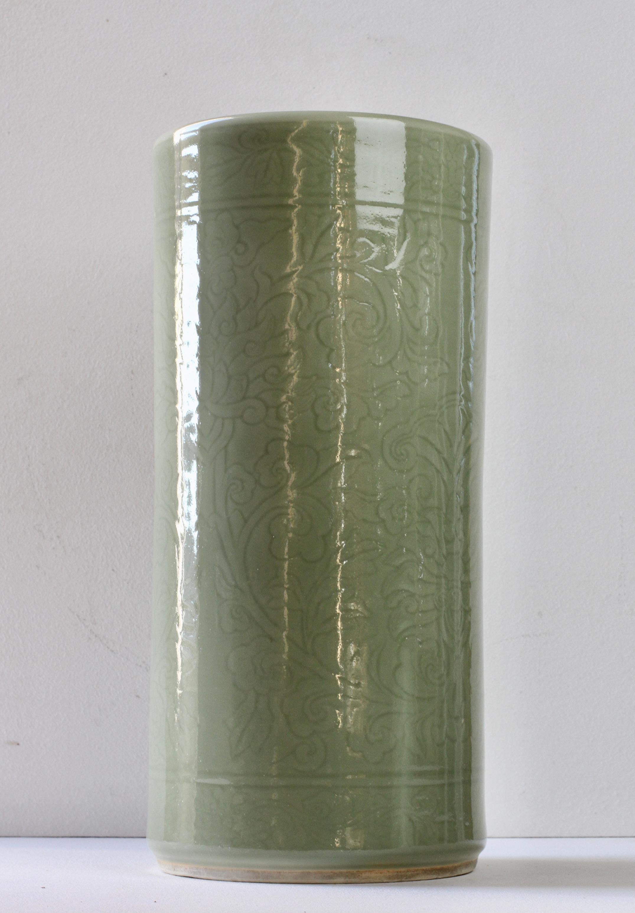 Merveilleux vase ou porte-parapluie en porcelaine émaillée vert céladon de style moderne du milieu du siècle dernier par un artiste ou un fabricant inconnu. Délicieux motif en relief Jugendstil - peut-être de style asiatique - sur l'ensemble du