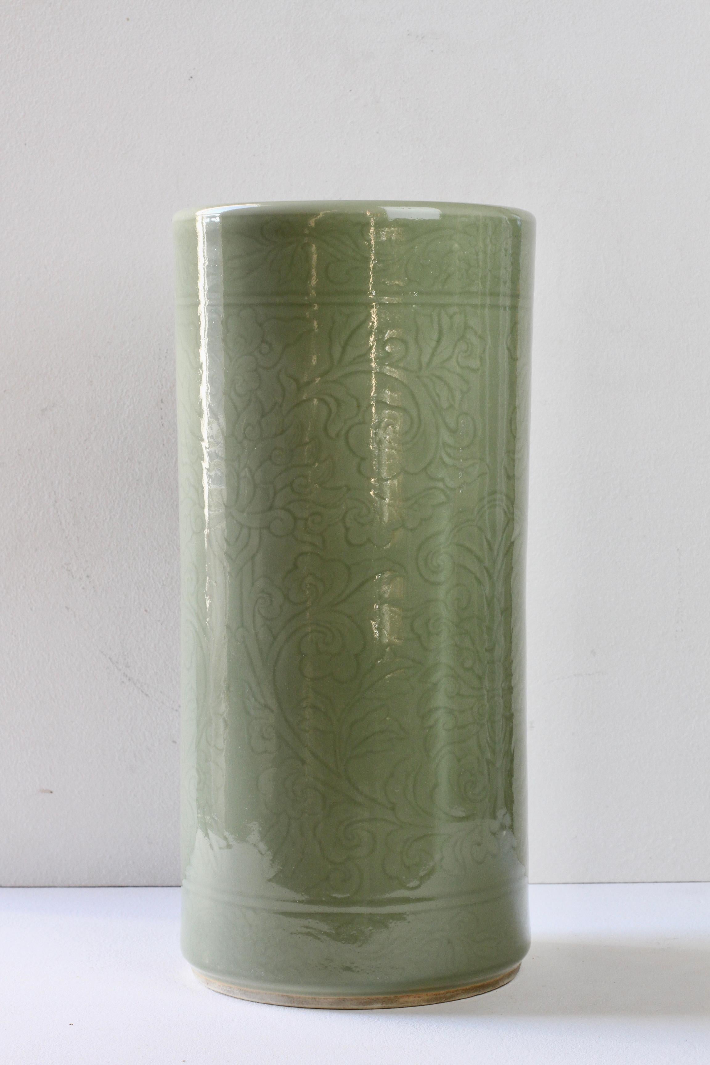 Jugendstil Grand vase ou stand pour parapluie en porcelaine émaillée vert céladon et gaufrée