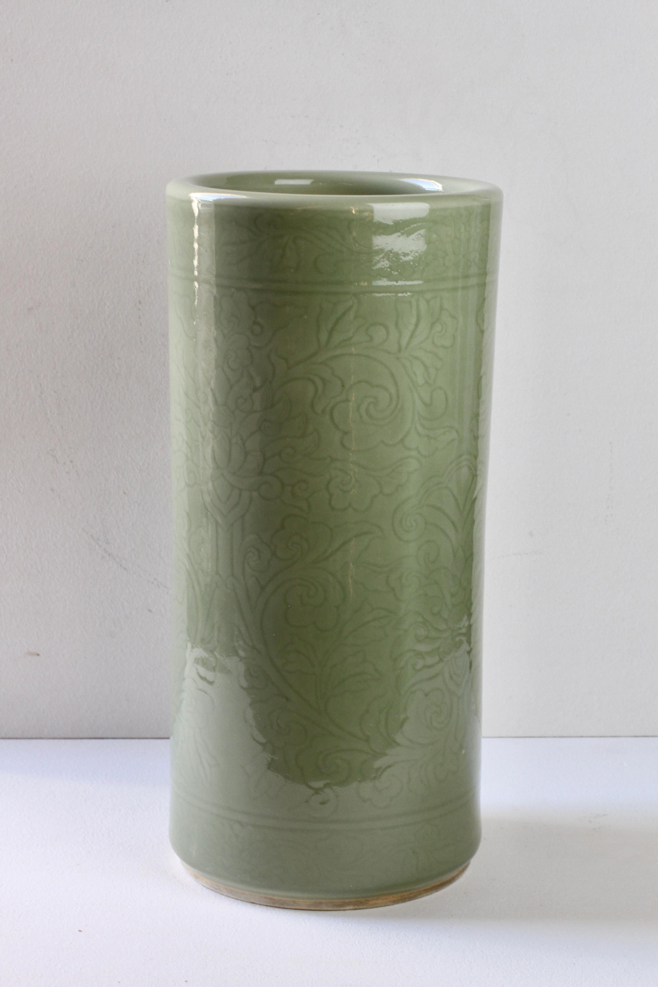 Inconnu Grand vase ou stand pour parapluie en porcelaine émaillée vert céladon et gaufrée