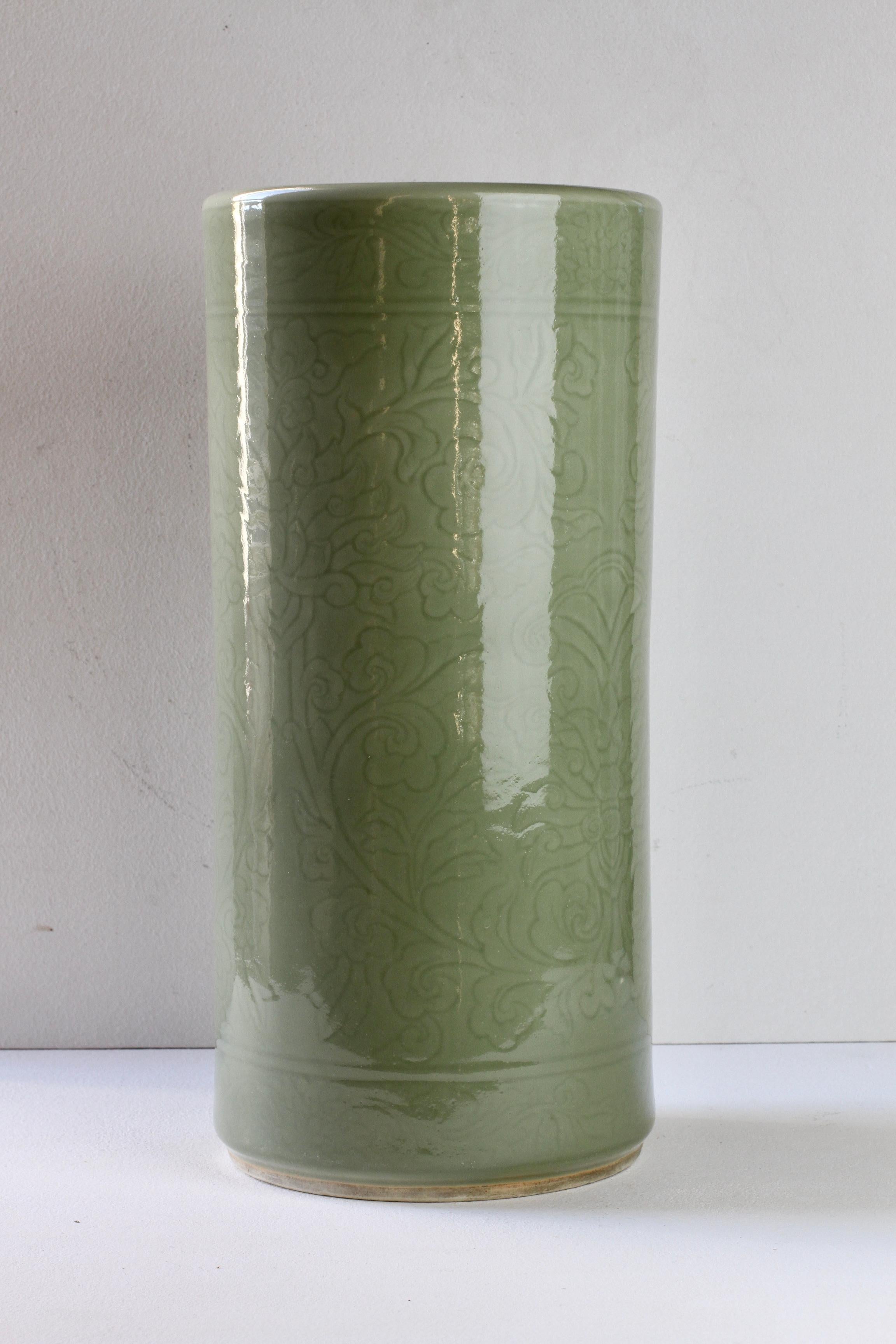 Vernissé Grand vase ou stand pour parapluie en porcelaine émaillée vert céladon et gaufrée