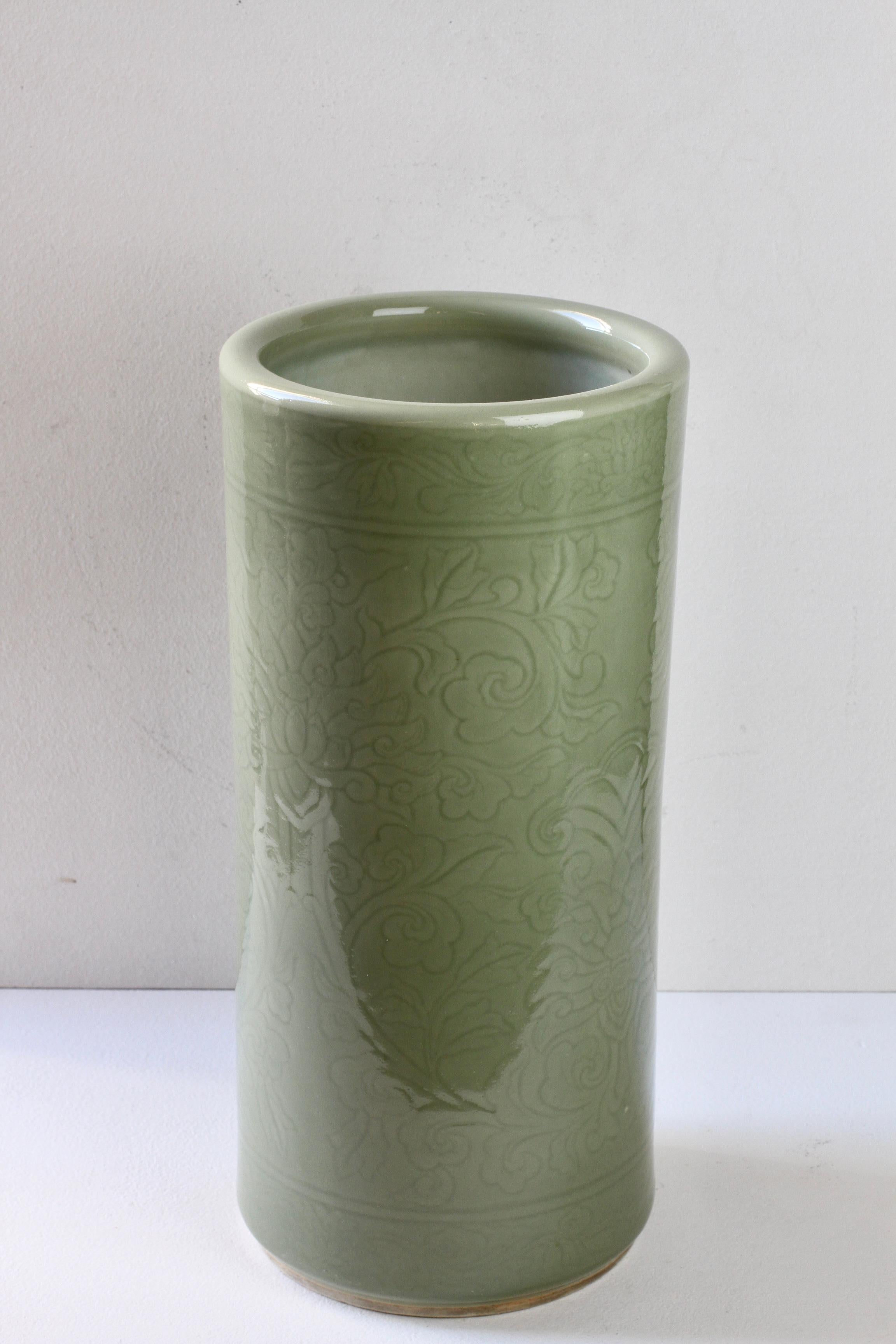 Grand vase ou stand pour parapluie en porcelaine émaillée vert céladon et gaufrée Bon état à Landau an der Isar, Bayern
