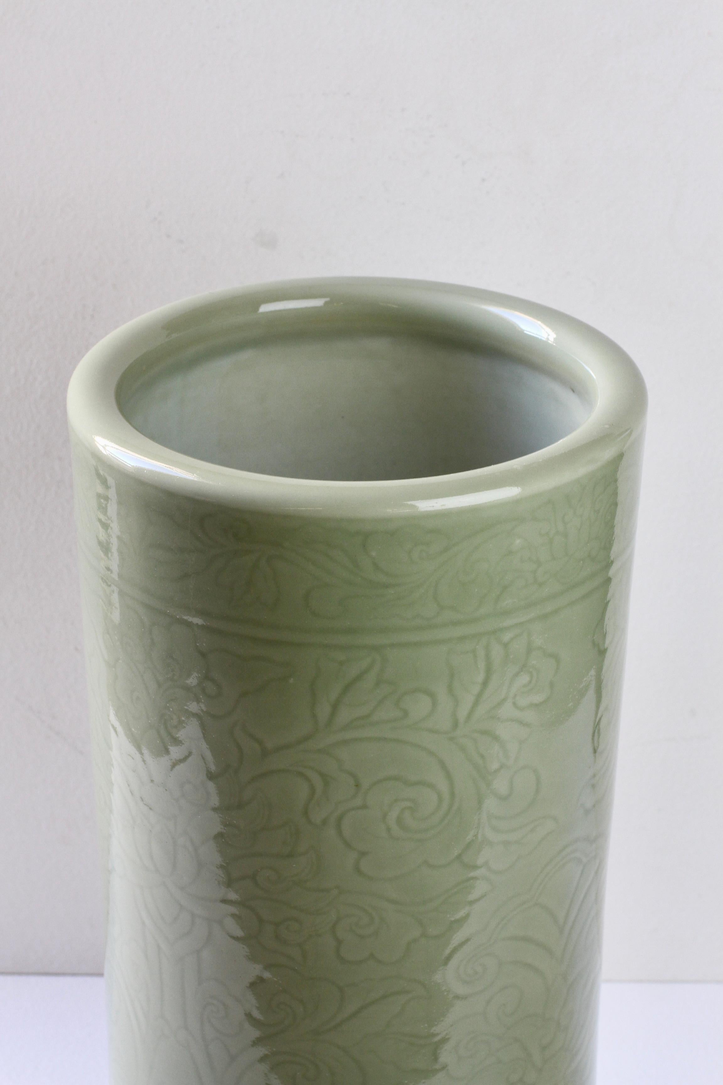 20ième siècle Grand vase ou stand pour parapluie en porcelaine émaillée vert céladon et gaufrée