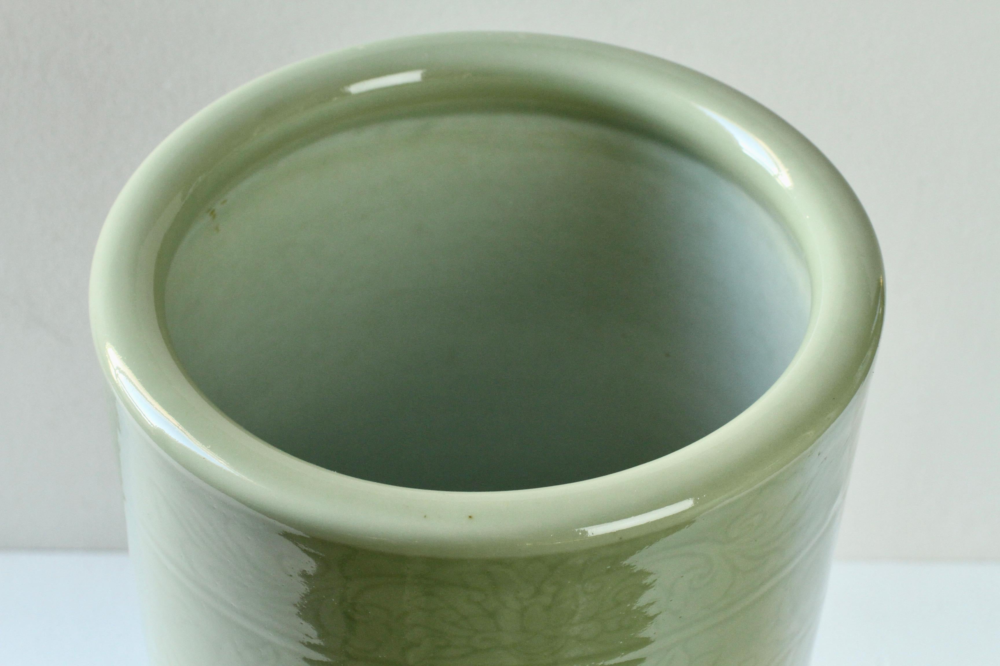 Porcelaine Grand vase ou stand pour parapluie en porcelaine émaillée vert céladon et gaufrée