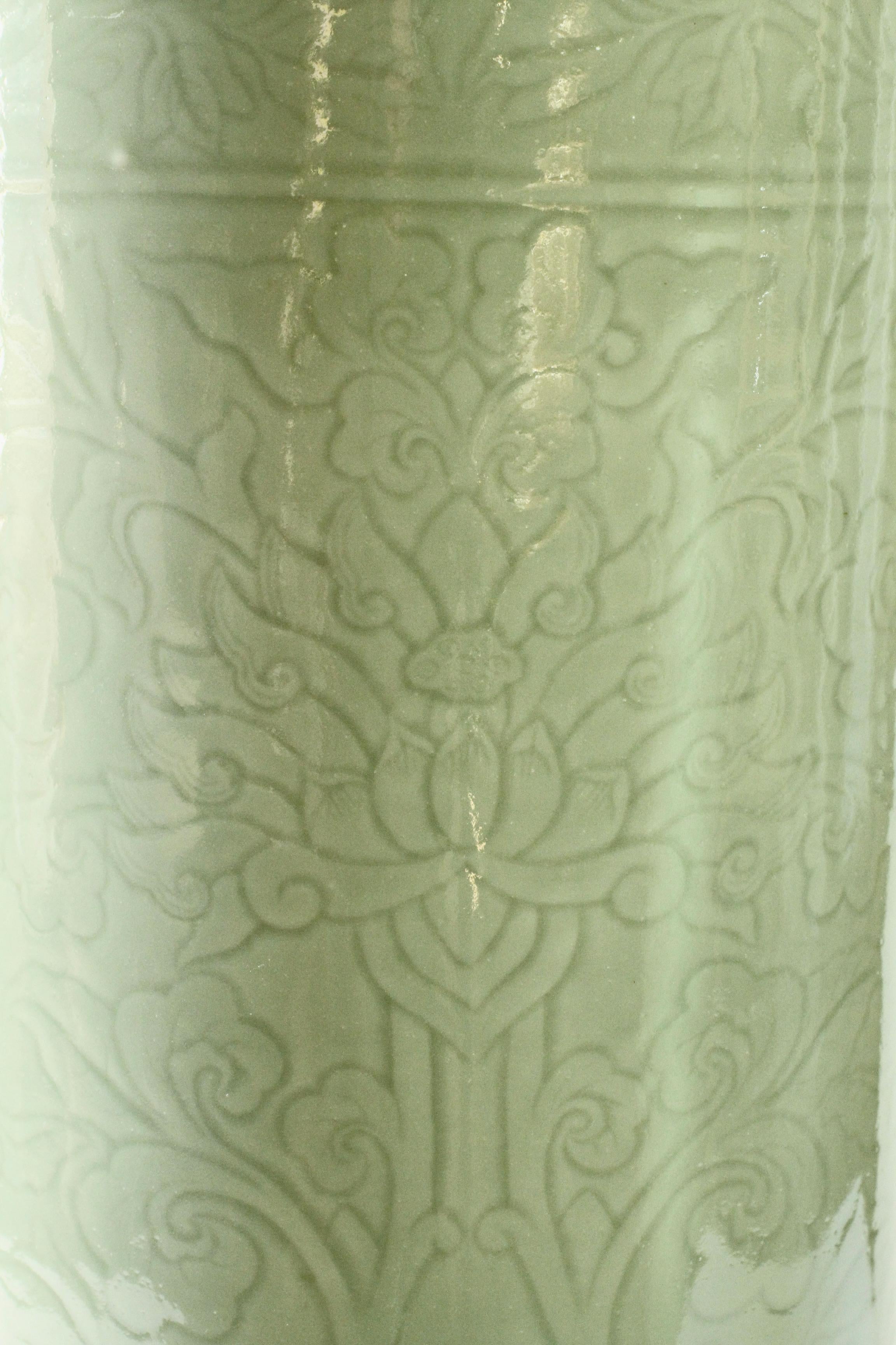 Grand vase ou stand pour parapluie en porcelaine émaillée vert céladon et gaufrée 1