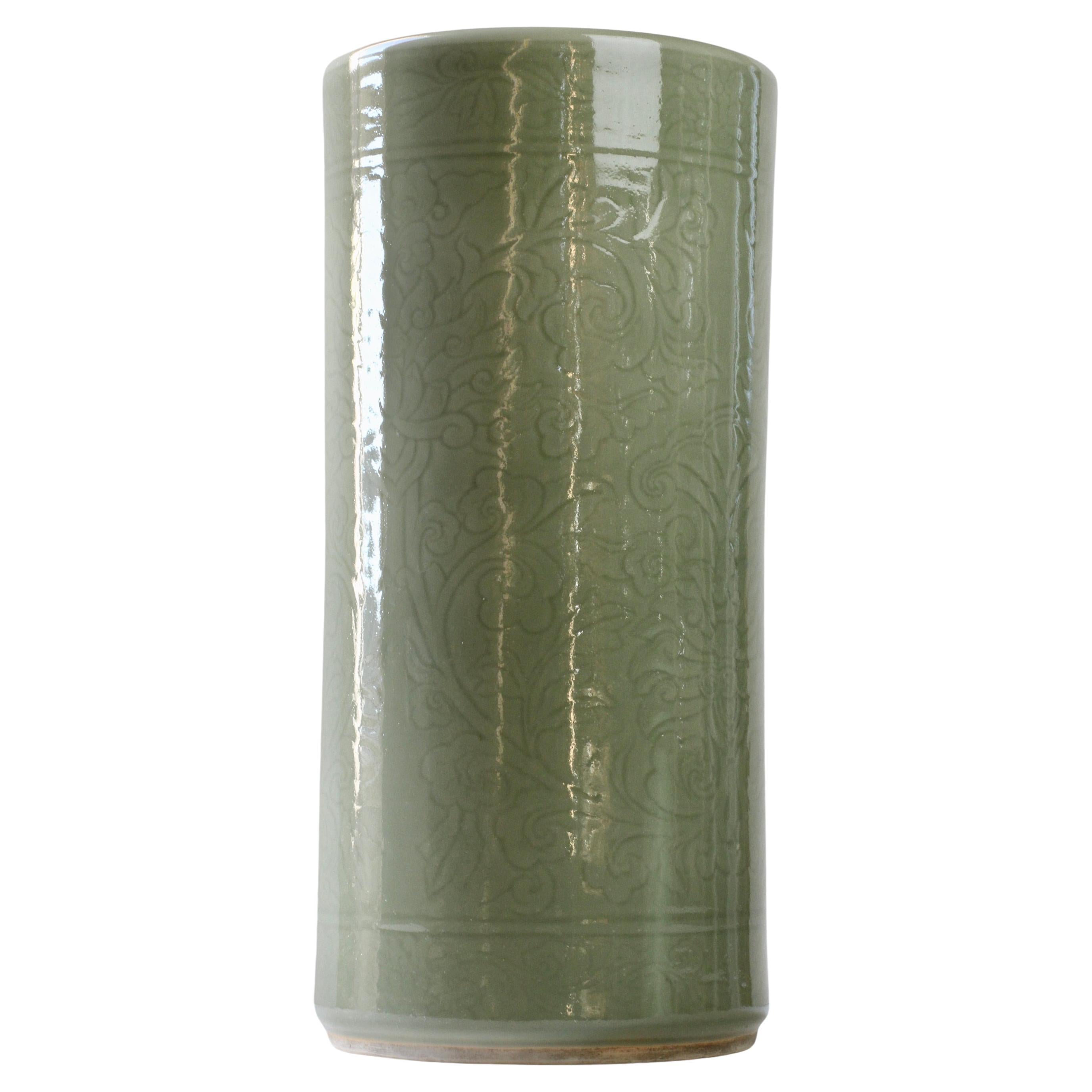 Vaso o portaombrelli alto in porcellana smaltata in rilievo color verde celadon