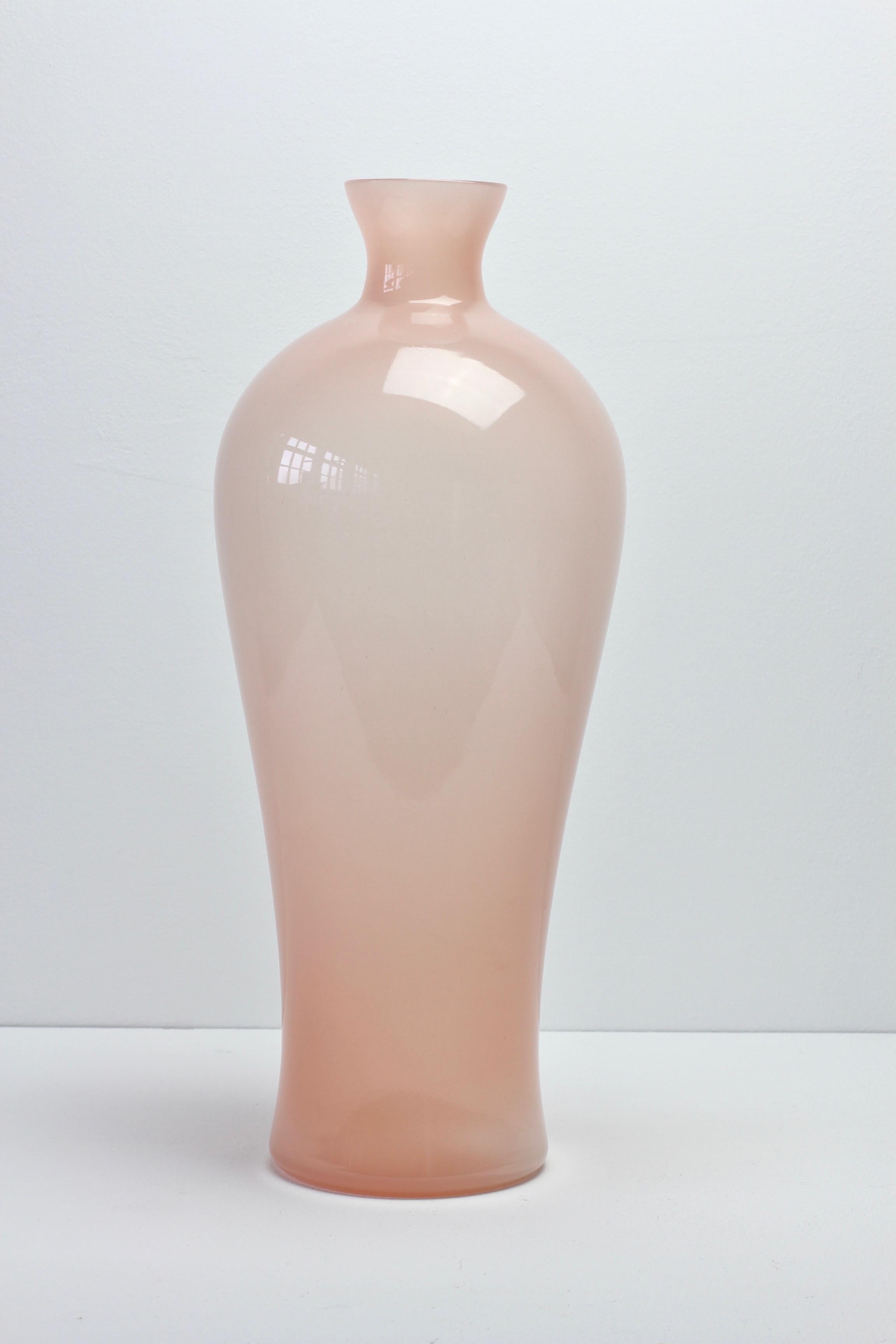 Tall, large vintage midcentury centre vase by Cenedese Vetri of Murano, Italy. Particularly striking is it's elegant form an pink color/colour. A rare vessel - especially in this size.

Dimensions are: 41.3cms tall, 16.5cm at widest point and 12cm
