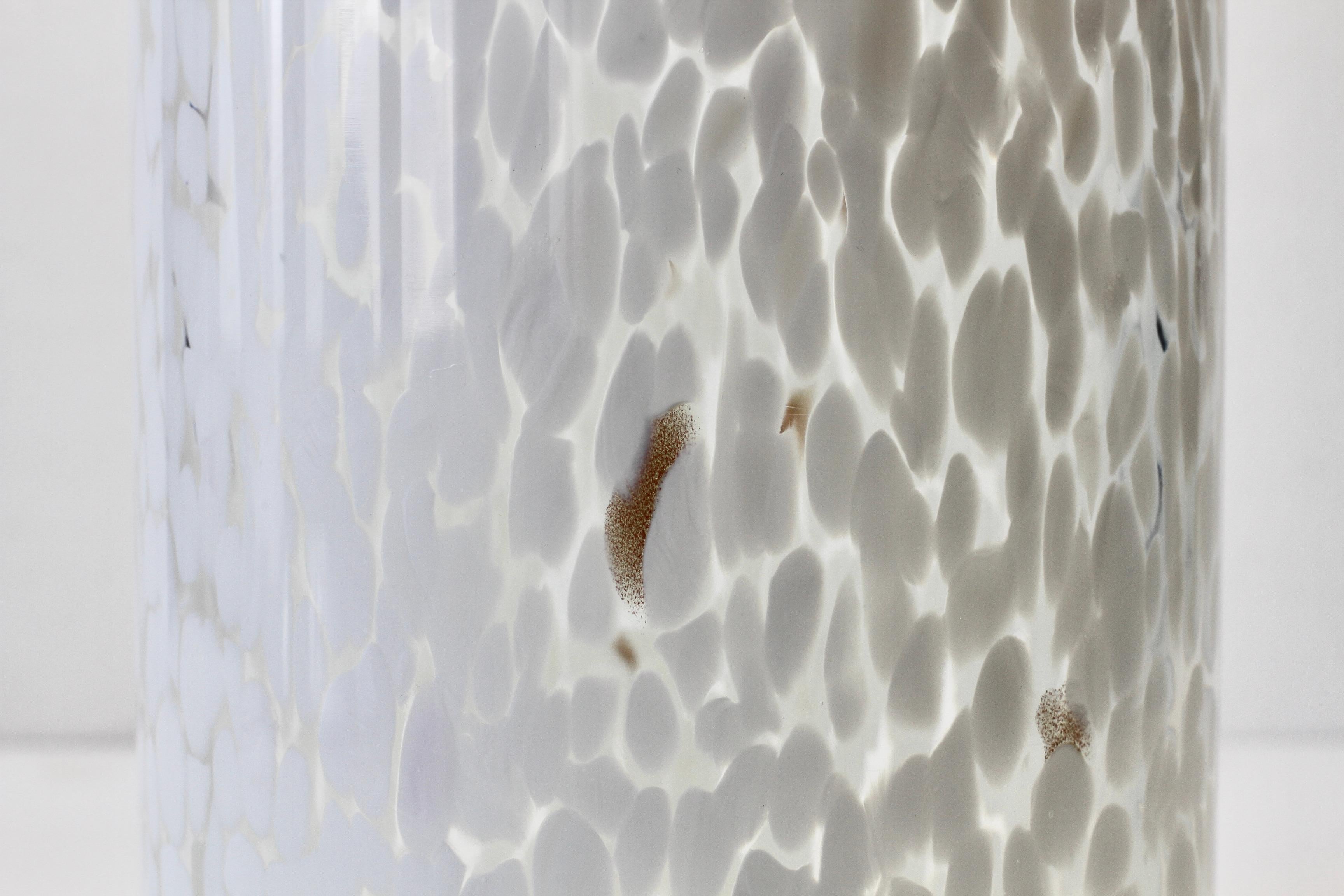 Grand vase italien du milieu du siècle dernier de Cenedese en verre de Murano moucheté de blanc Excellent état - En vente à Landau an der Isar, Bayern