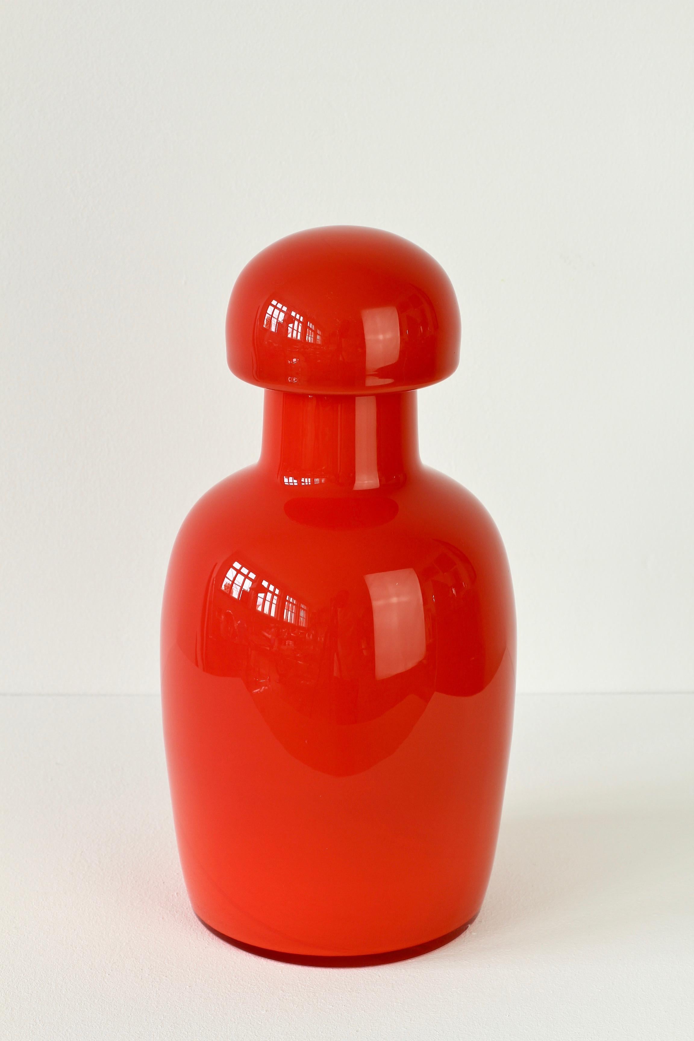Wonderful tall bright red Italian vintage midcentury urn with lid by Cenedese Vetri of Murano, Italy. A fun, funky and bright way to add a touch of bold color / color to your interior, imagine glass like this on open, white shelving in a kitchen,