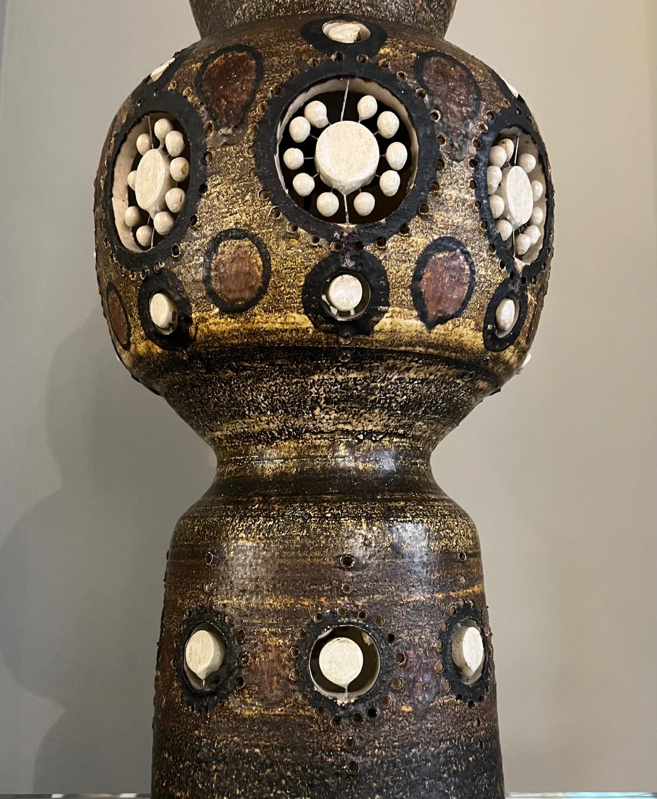 Große und spektakuläre Keramik-Tischlampe von Georges Pelletier. Frankreich 1960er Jahre. (Ende des 20. Jahrhunderts) im Angebot