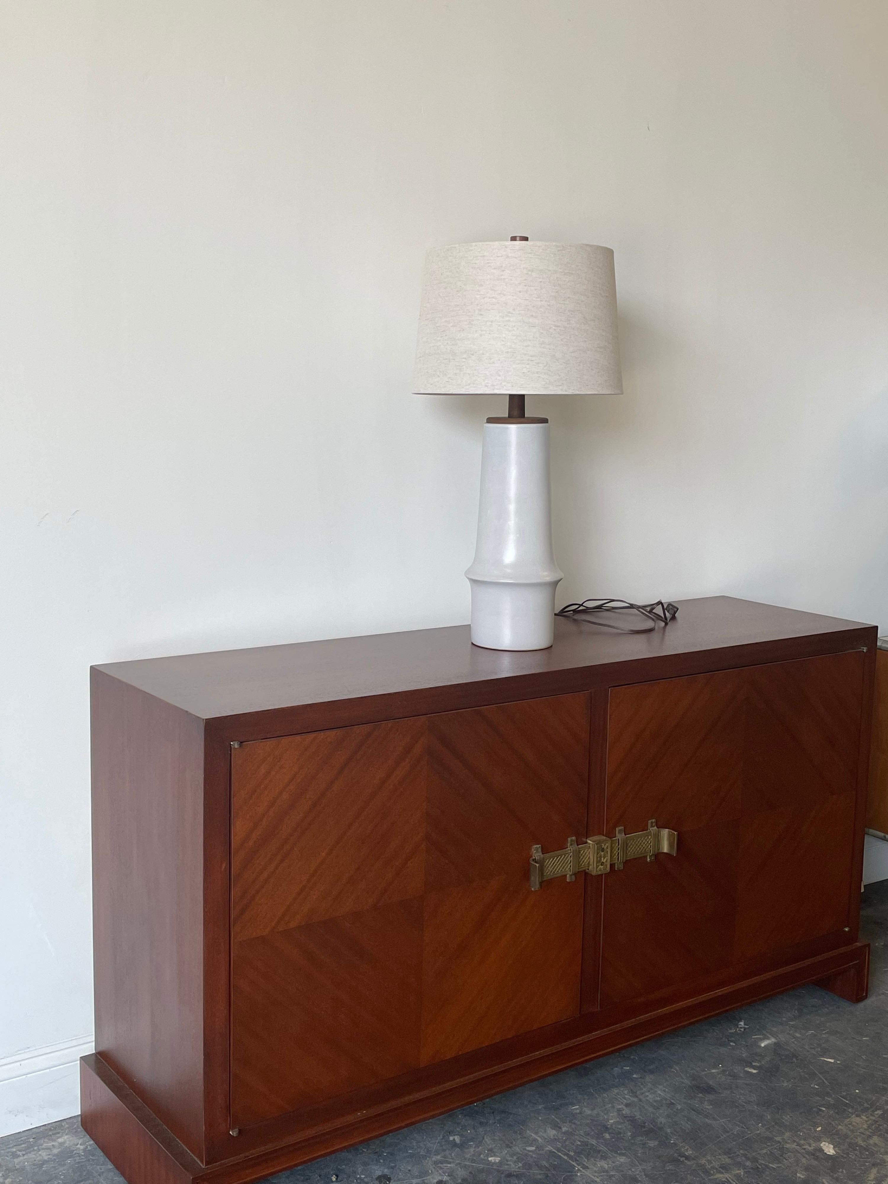 Mid-Century Modern Grande lampe de bureau en céramique de Jane et Gordon Martz en vente