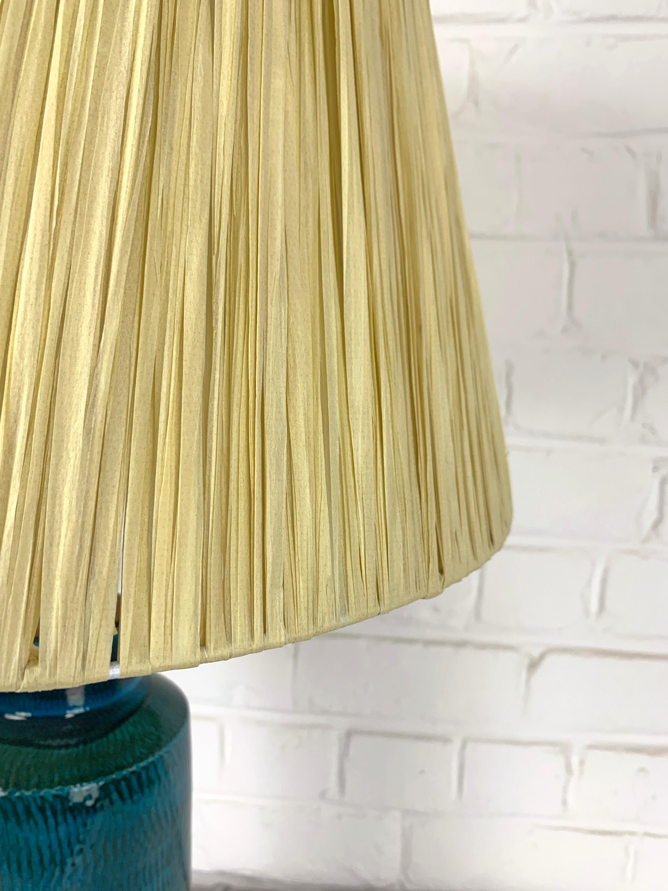 Lampada da tavolo alta in ceramica di Nymølle, Danimarca, nuovo paralume in rafia, anni '60 in vendita 4