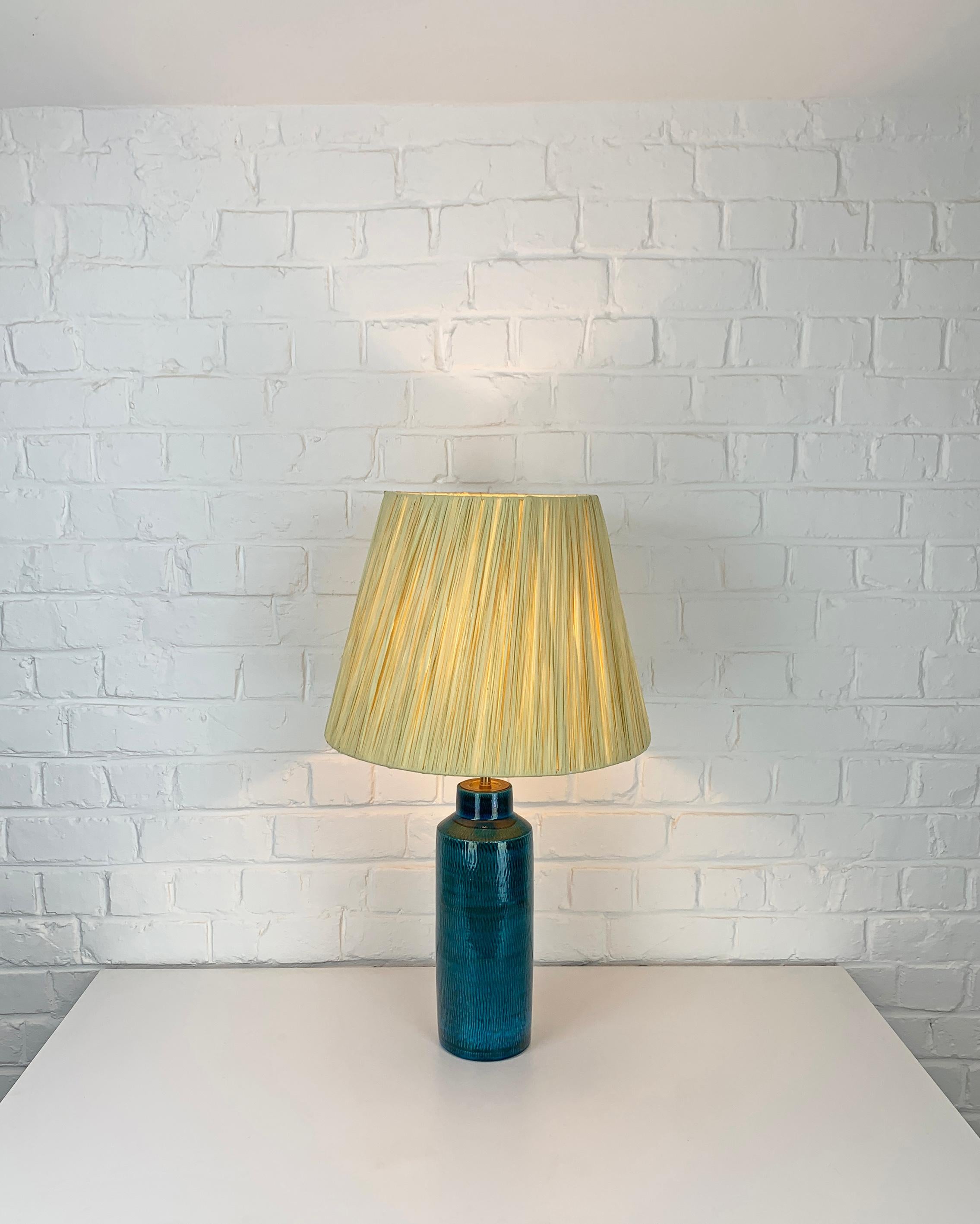 Scandinavo moderno Lampada da tavolo alta in ceramica di Nymølle, Danimarca, nuovo paralume in rafia, anni '60 in vendita