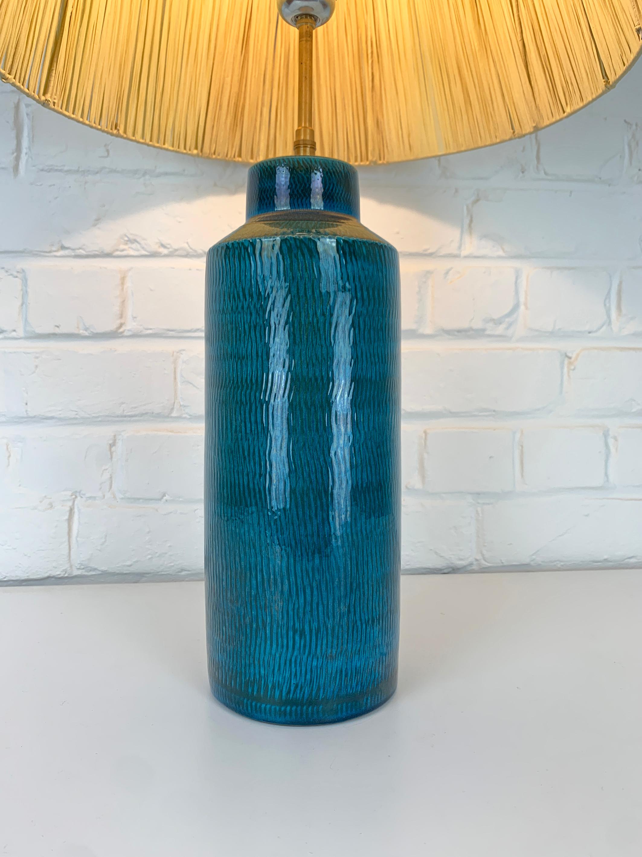 Danese Lampada da tavolo alta in ceramica di Nymølle, Danimarca, nuovo paralume in rafia, anni '60 in vendita