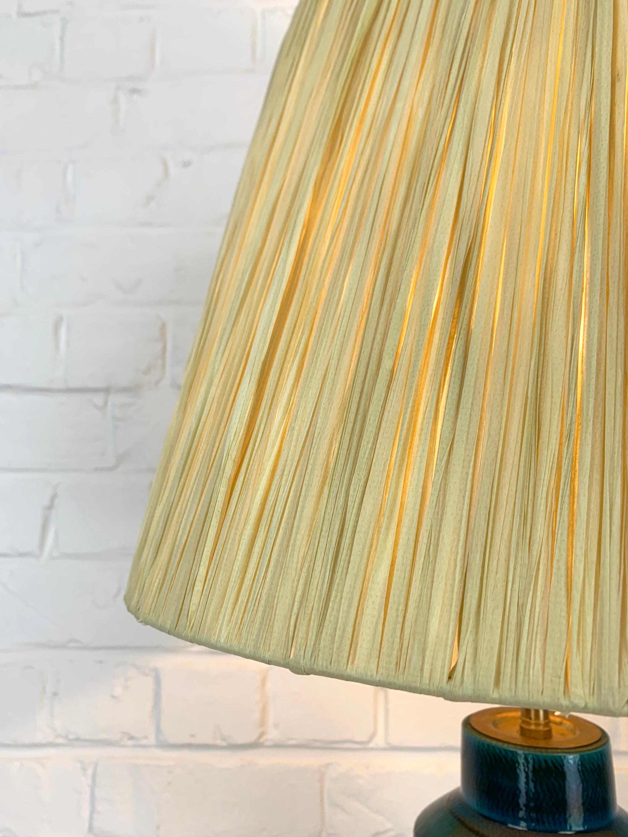 Lampada da tavolo alta in ceramica di Nymølle, Danimarca, nuovo paralume in rafia, anni '60 In condizioni buone in vendita a Vorst, BE