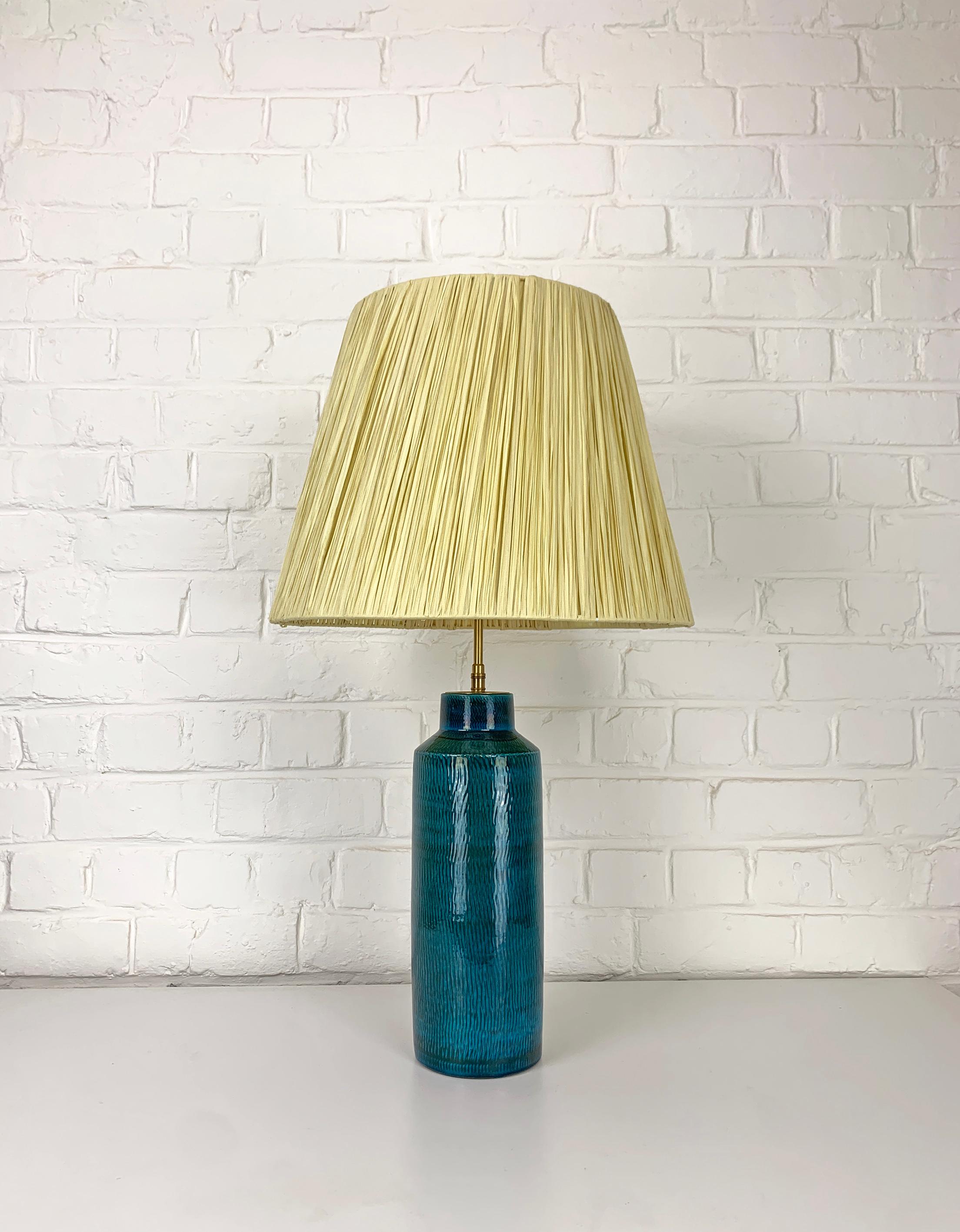 XX secolo Lampada da tavolo alta in ceramica di Nymølle, Danimarca, nuovo paralume in rafia, anni '60 in vendita