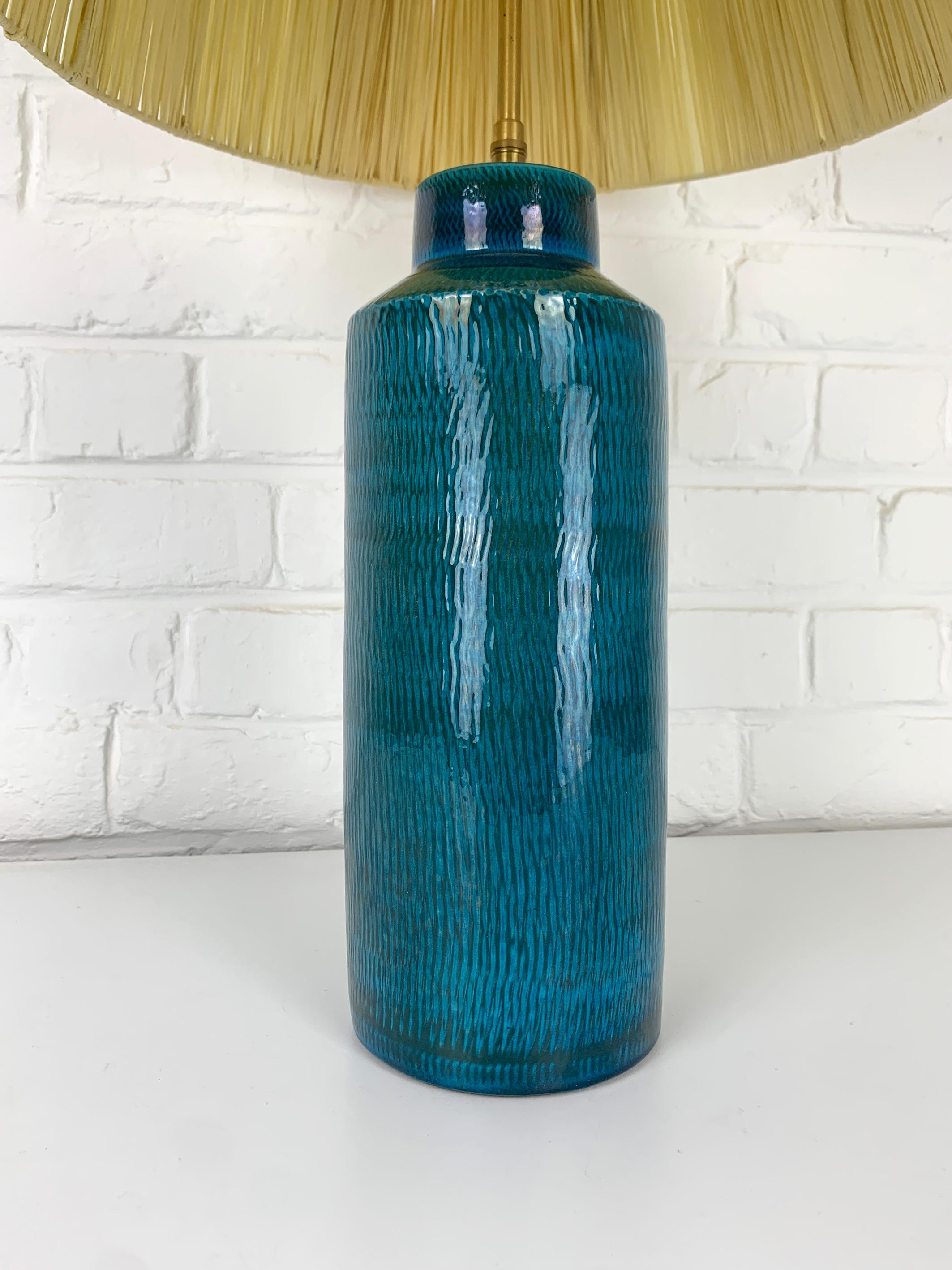 Rafia Lampada da tavolo alta in ceramica di Nymølle, Danimarca, nuovo paralume in rafia, anni '60 in vendita