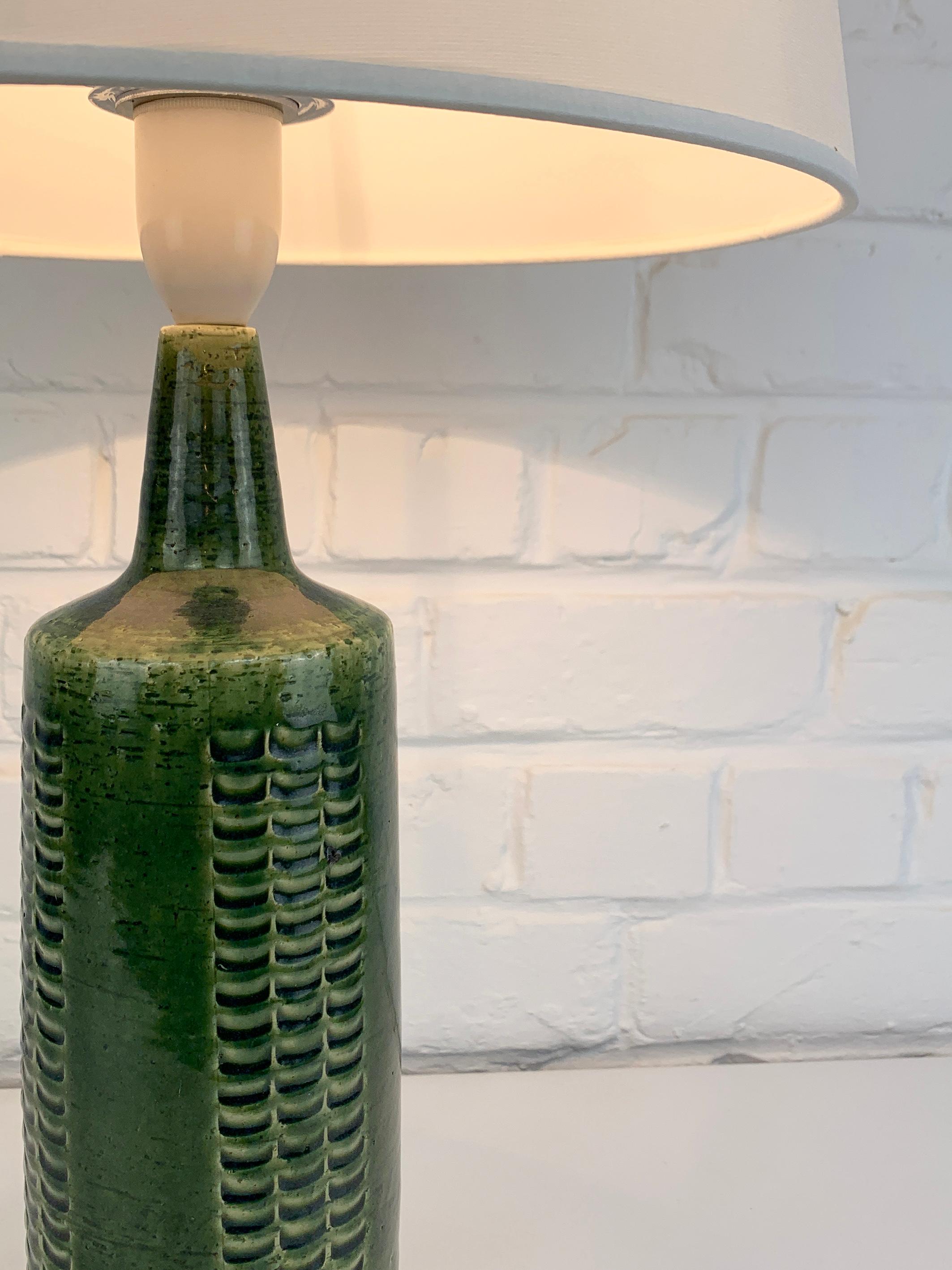 Cette lampe a été produite par Palshus (Danemark), fondée par Per et sa femme Annelise Linnemann-Schmidt. 

Le couple a créé et produit des objets en chamotte (argile danoise) avec des décorations imprimées (vaisselle, vases et lampes). Leur design