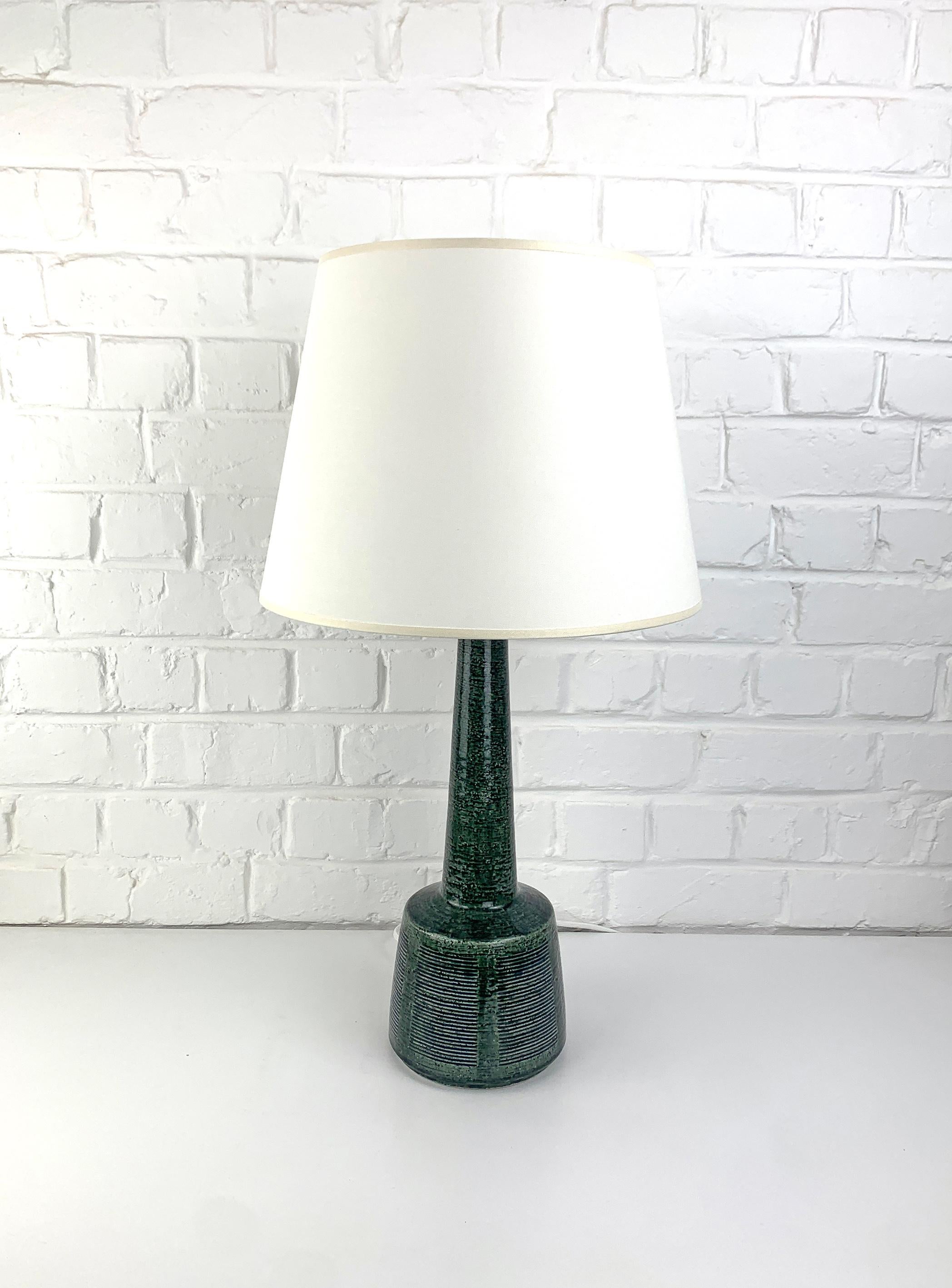 Cette lampe a été conçue par Esben Klint, le fils de Kaare Klint (le célèbre designer danois de meubles). Esben a créé un design intemporel avec ce modèle, il a un côté contemporain et graphique malgré ses plus de 50 ans.

Ces lampes ont été