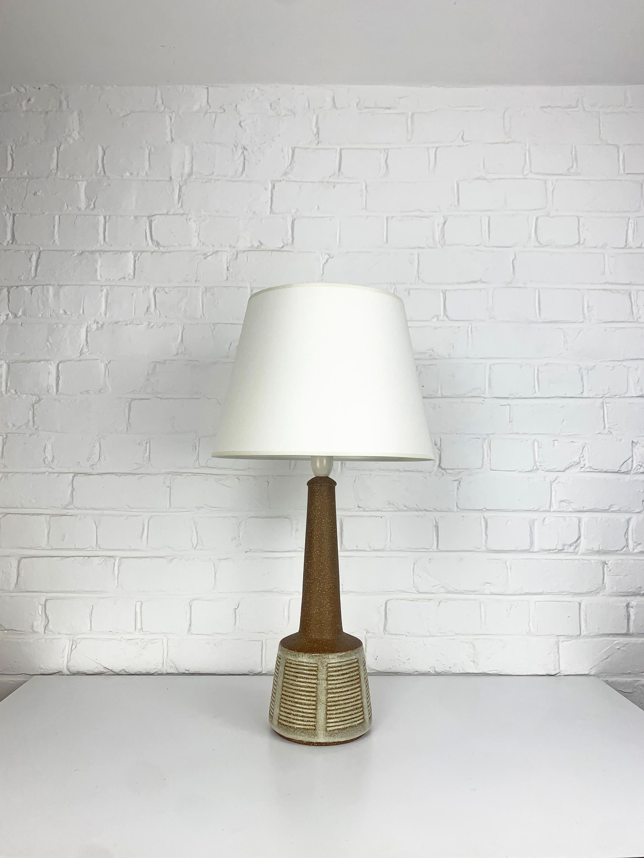 Lampe de table conçue par Esben Klint, fils de Kaare Klint (le célèbre designer de meubles danois). Esben a créé un design intemporel avec ce modèle, il a un côté contemporain et graphique malgré ses plus de 50 ans.

Il a été produit par Palshus