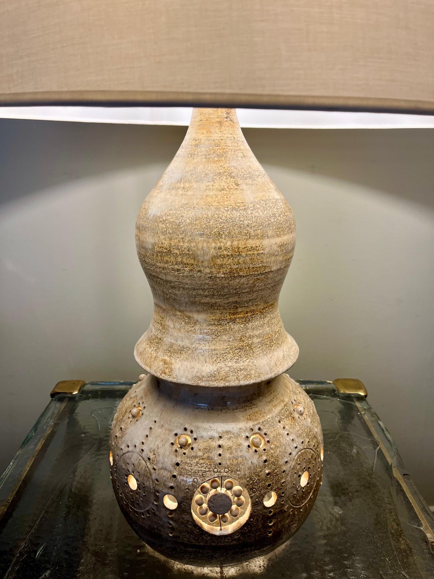 Français Grande lampe de table en céramique, Georges Pelletier, 1970 en vente