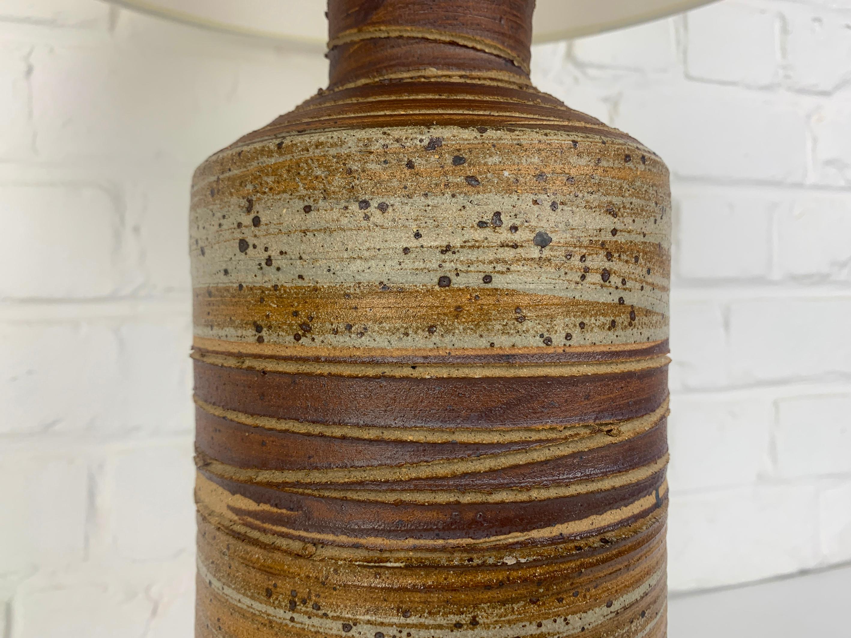 Grande lampe de table en céramique Tue Poulsen Danemark grès brun naturel couleurs terre en vente 2
