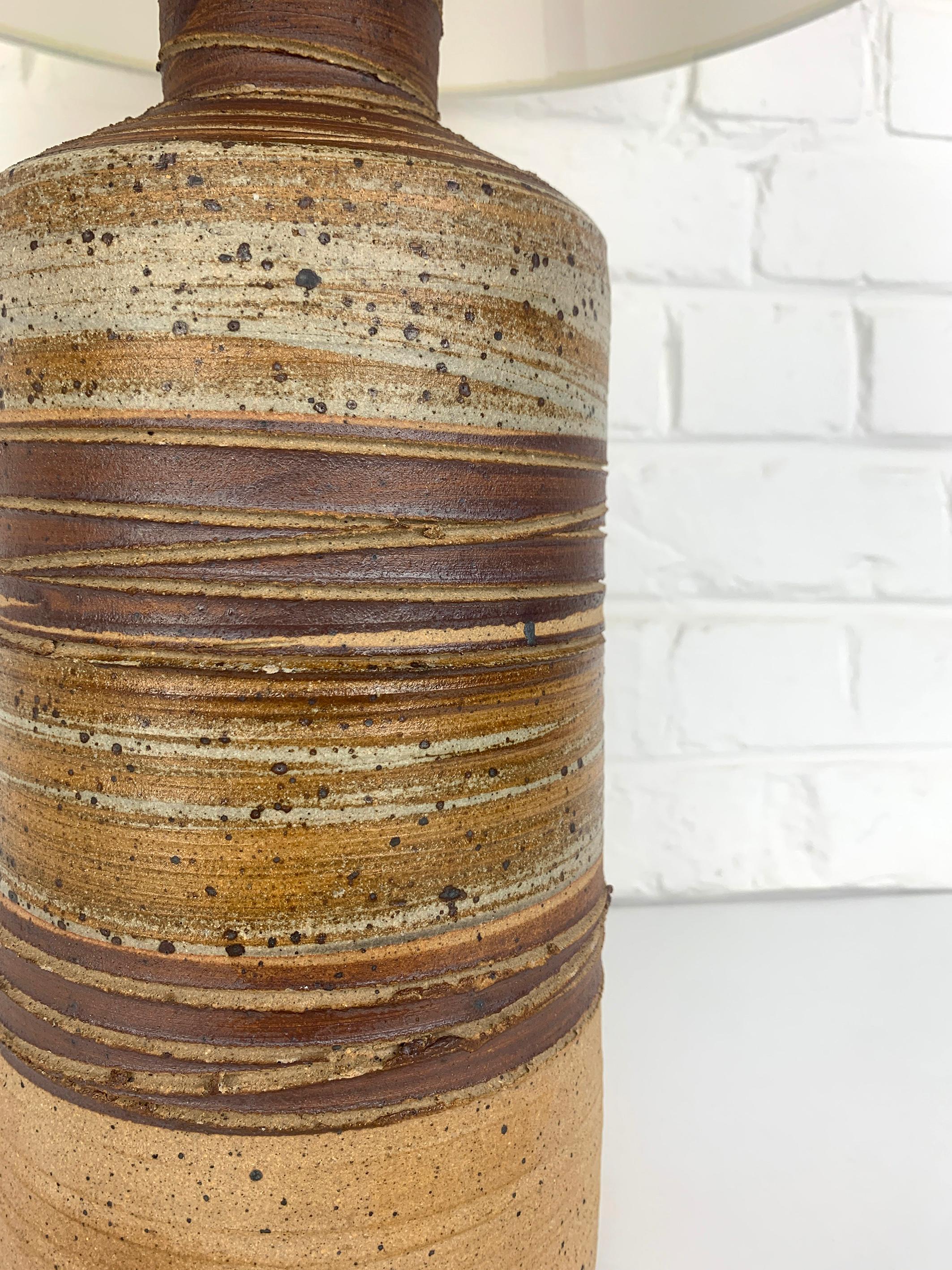 Grande lampe de table en céramique Tue Poulsen Danemark grès brun naturel couleurs terre en vente 3