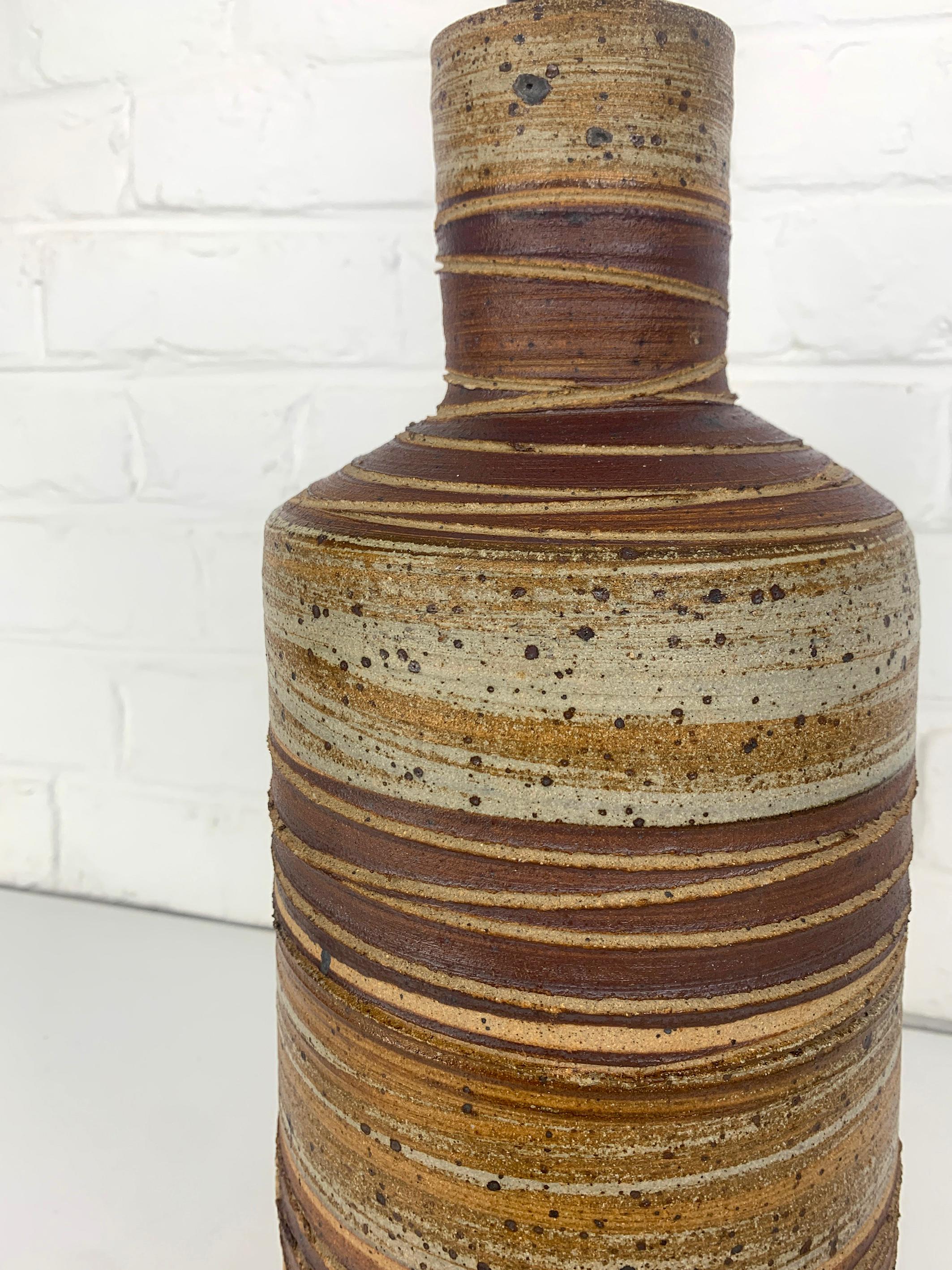 Grande lampe de table en céramique Tue Poulsen Danemark grès brun naturel couleurs terre en vente 6