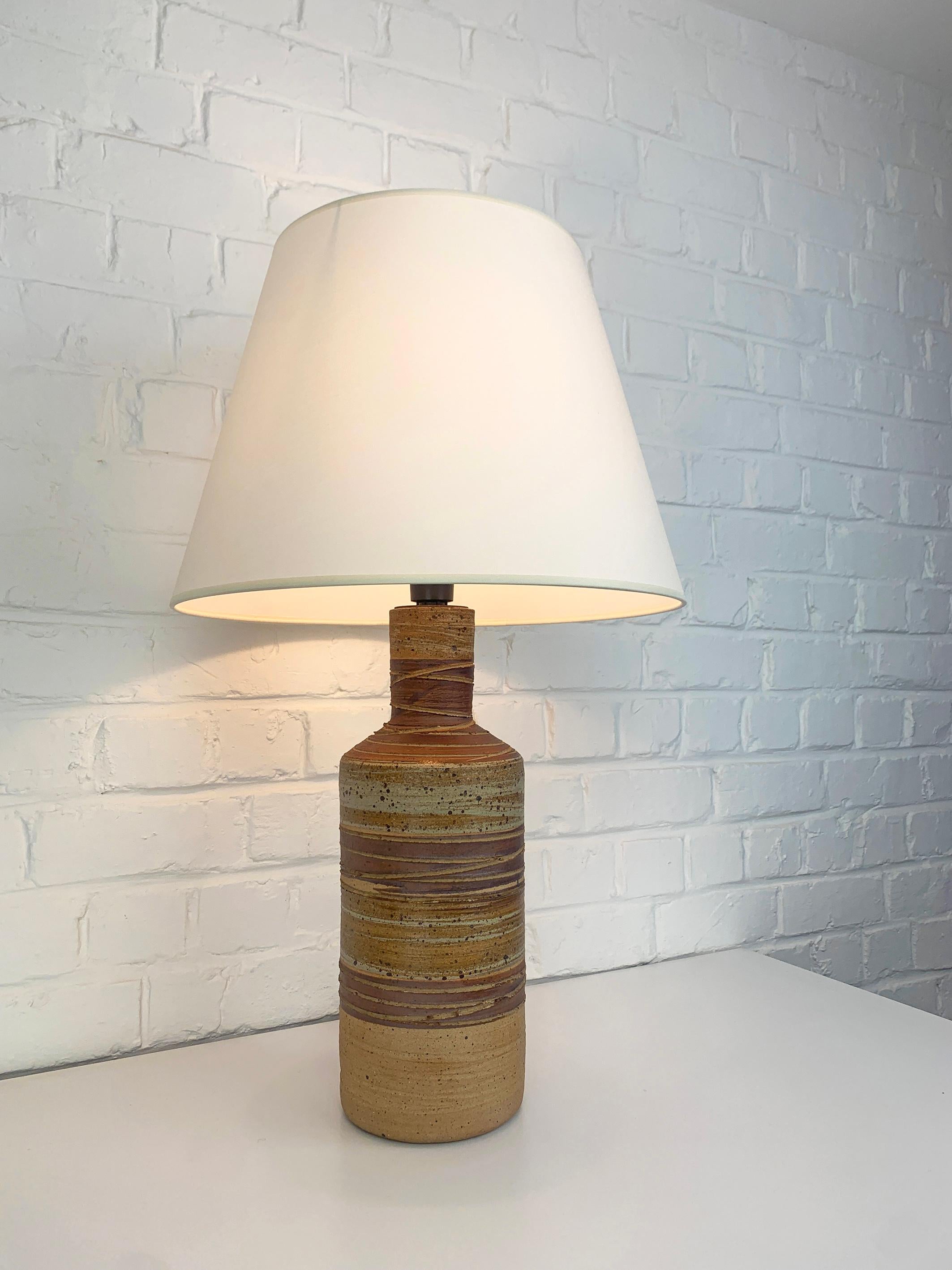 Scandinave moderne Grande lampe de table en céramique Tue Poulsen Danemark grès brun naturel couleurs terre en vente