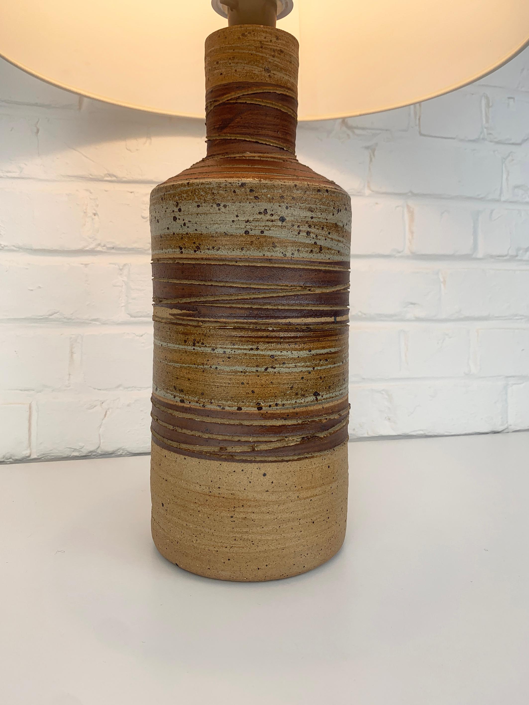 Danois Grande lampe de table en céramique Tue Poulsen Danemark grès brun naturel couleurs terre en vente