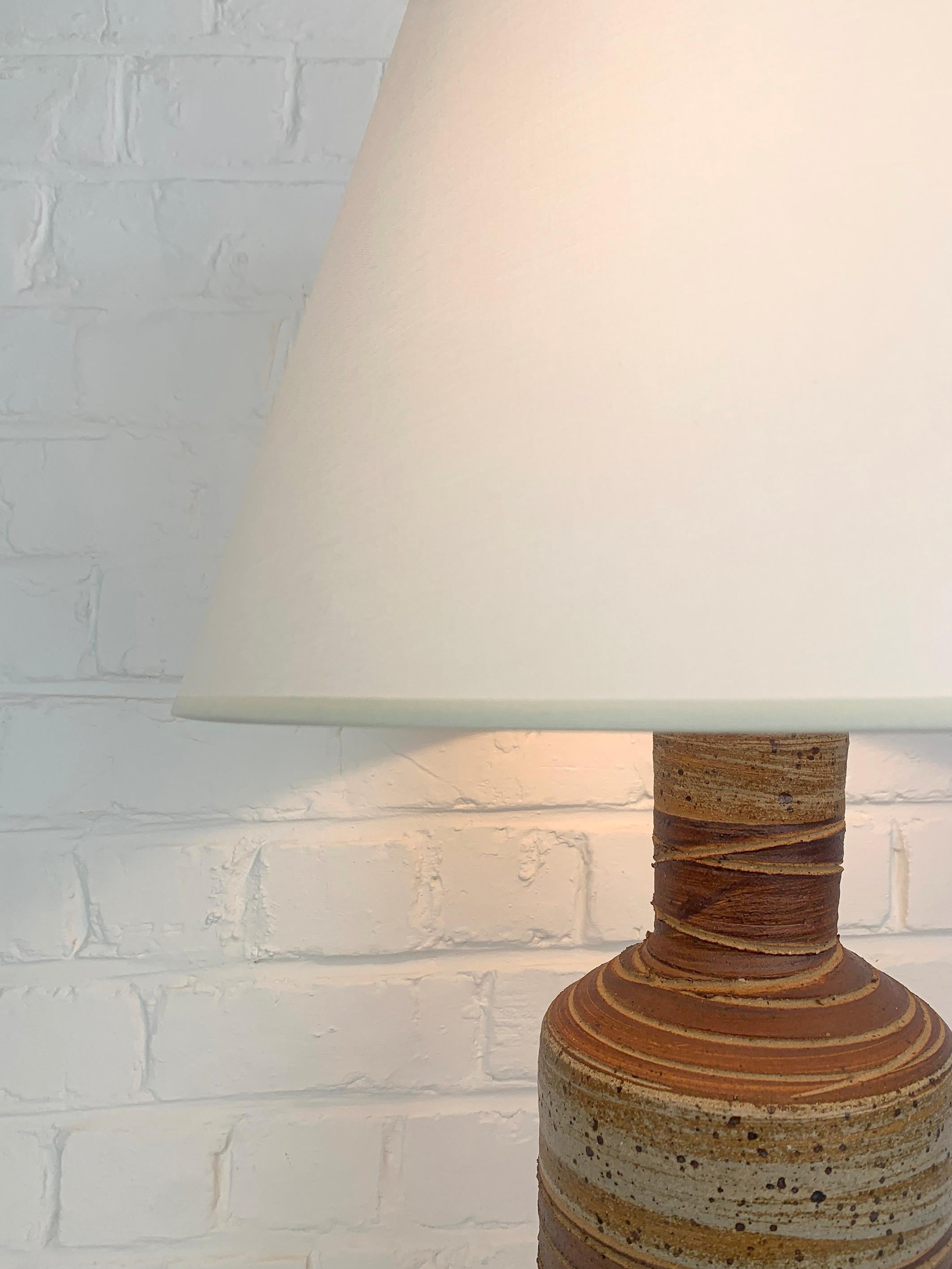 Fait main Grande lampe de table en céramique Tue Poulsen Danemark grès brun naturel couleurs terre en vente