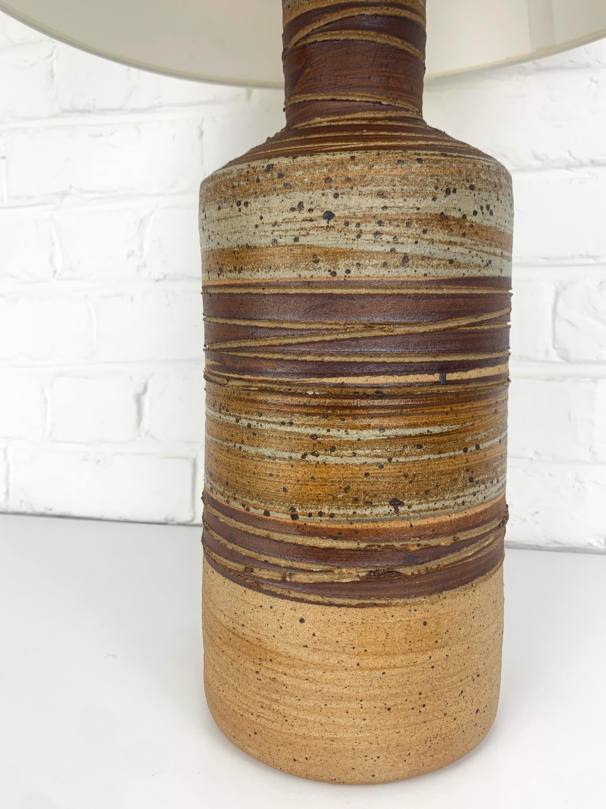 Céramique Grande lampe de table en céramique Tue Poulsen Danemark grès brun naturel couleurs terre en vente