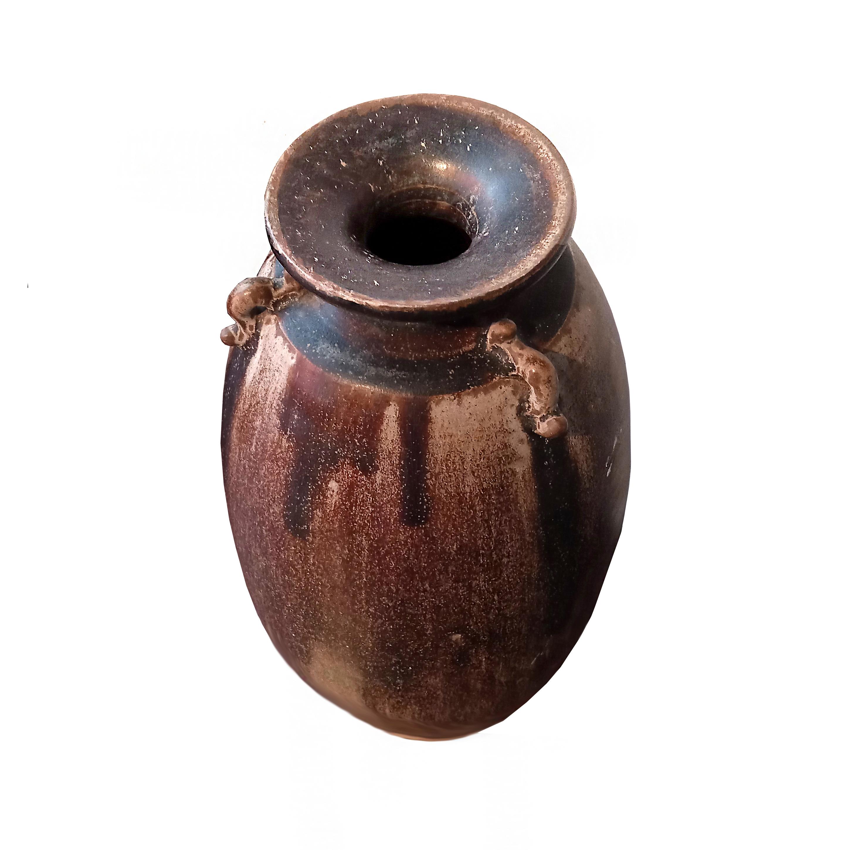Thailandese Vaso alto in ceramica tailandese con smalto screziato marrone, con manici ad anello in vendita