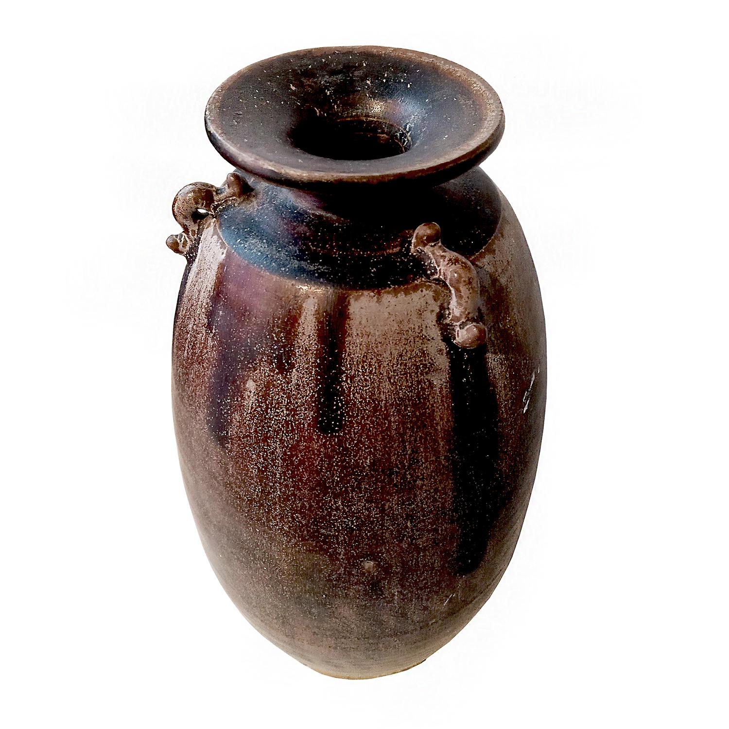 Smaltato Vaso alto in ceramica tailandese con smalto screziato marrone, con manici ad anello in vendita